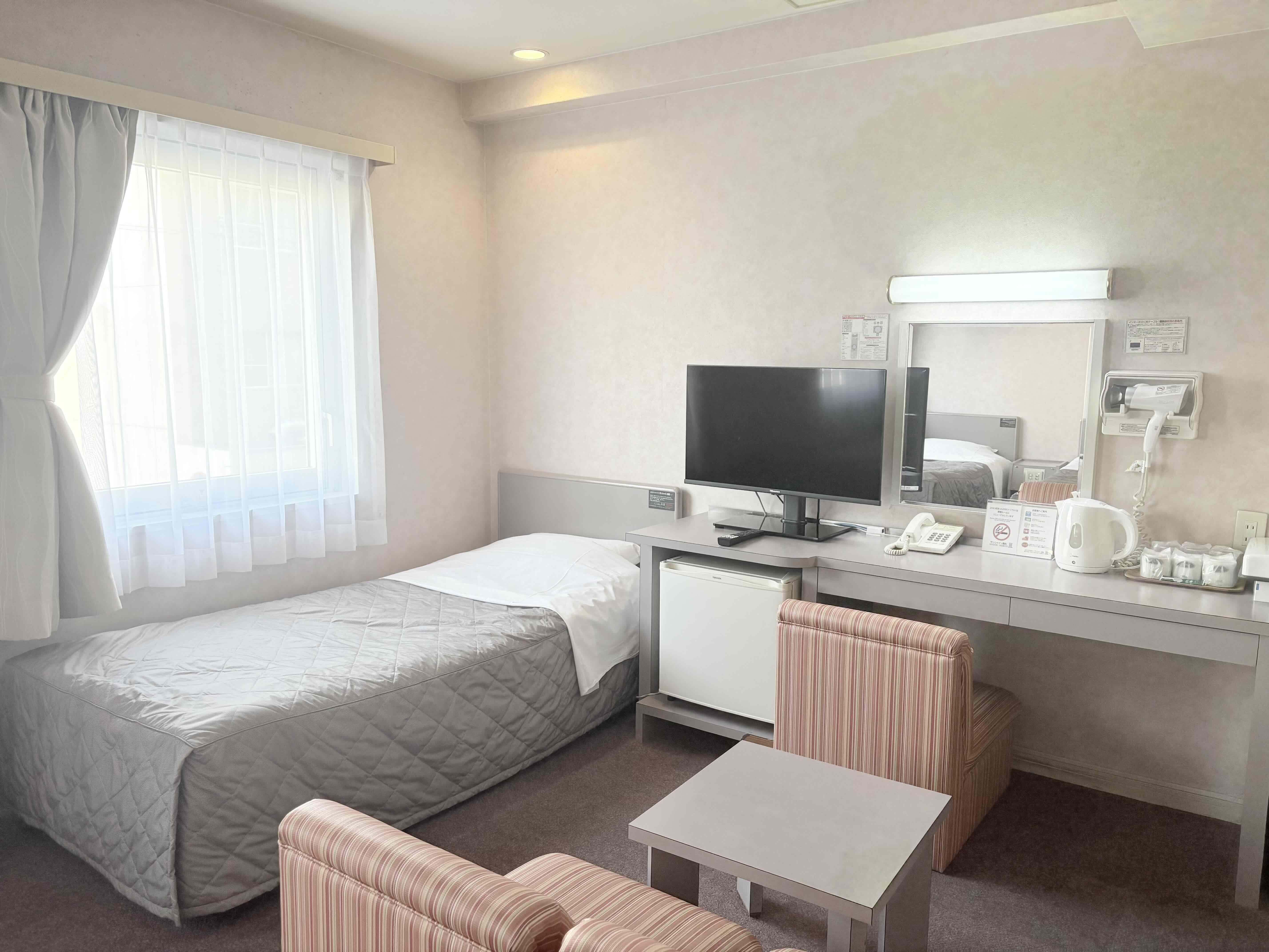 禁煙　トリプルルーム２　シングルベッドが３台あります