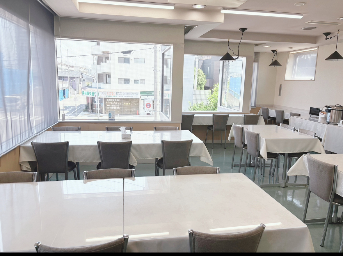 レストラン風景　ガラス窓が大きく開放感があります