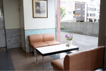 ロビー　大きな窓がお客様を優しく迎えます