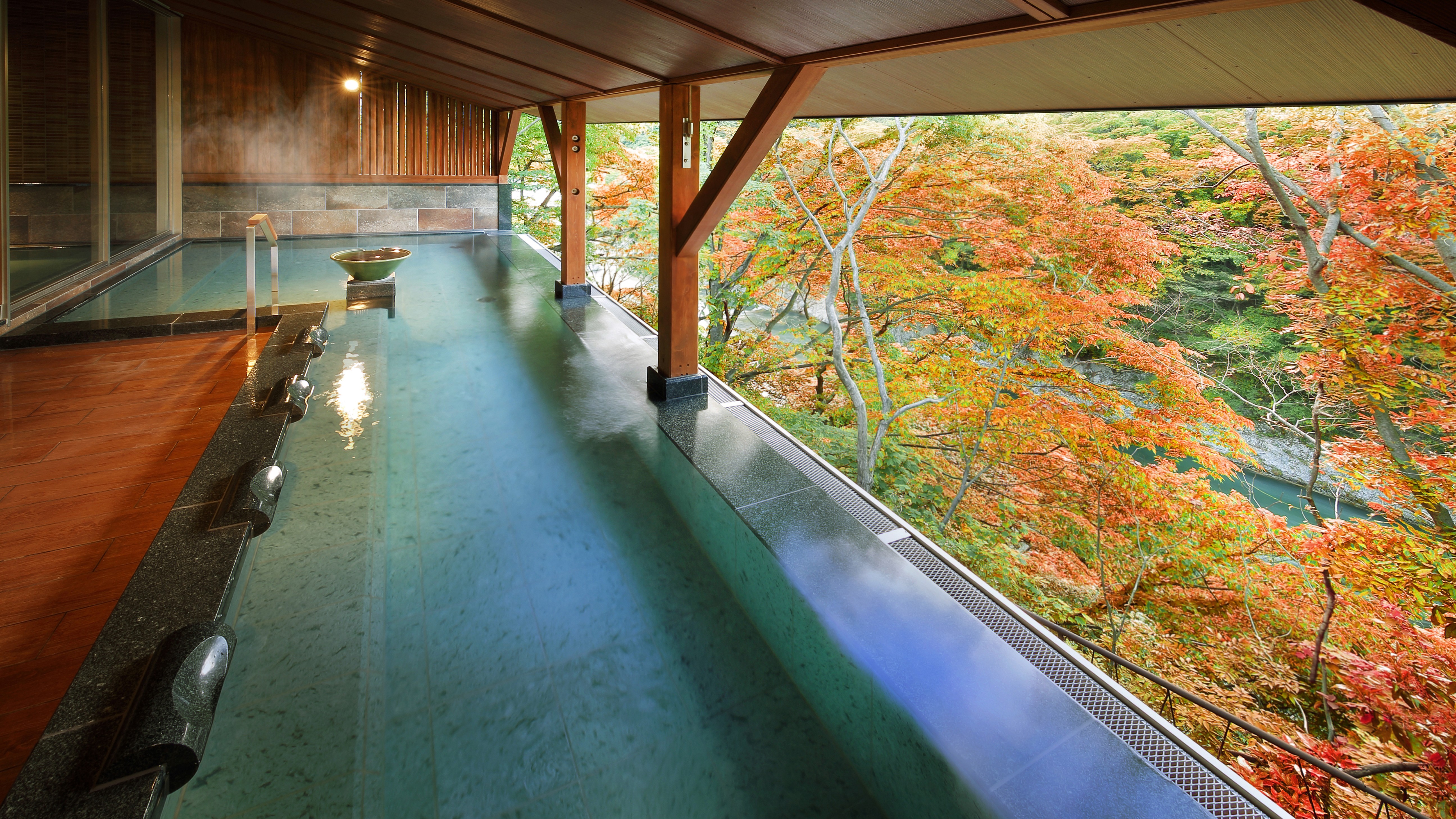 紅葉の大浴場
