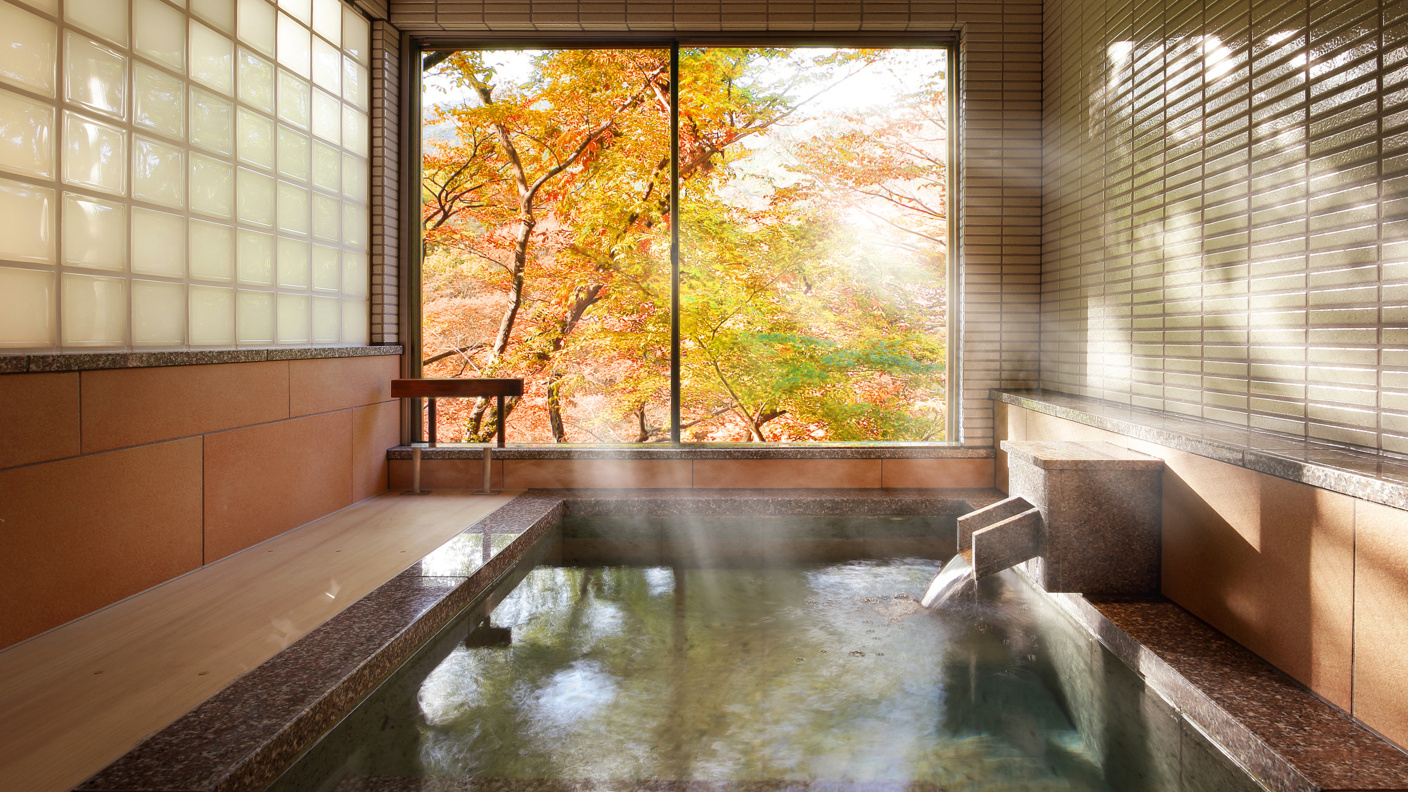 紅葉の貸切風呂【光包（みつかね）の湯】