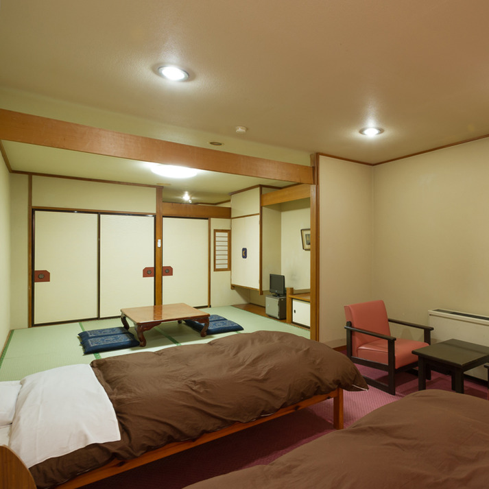 Kamar bergaya Jepang-Barat dari sisi sungai