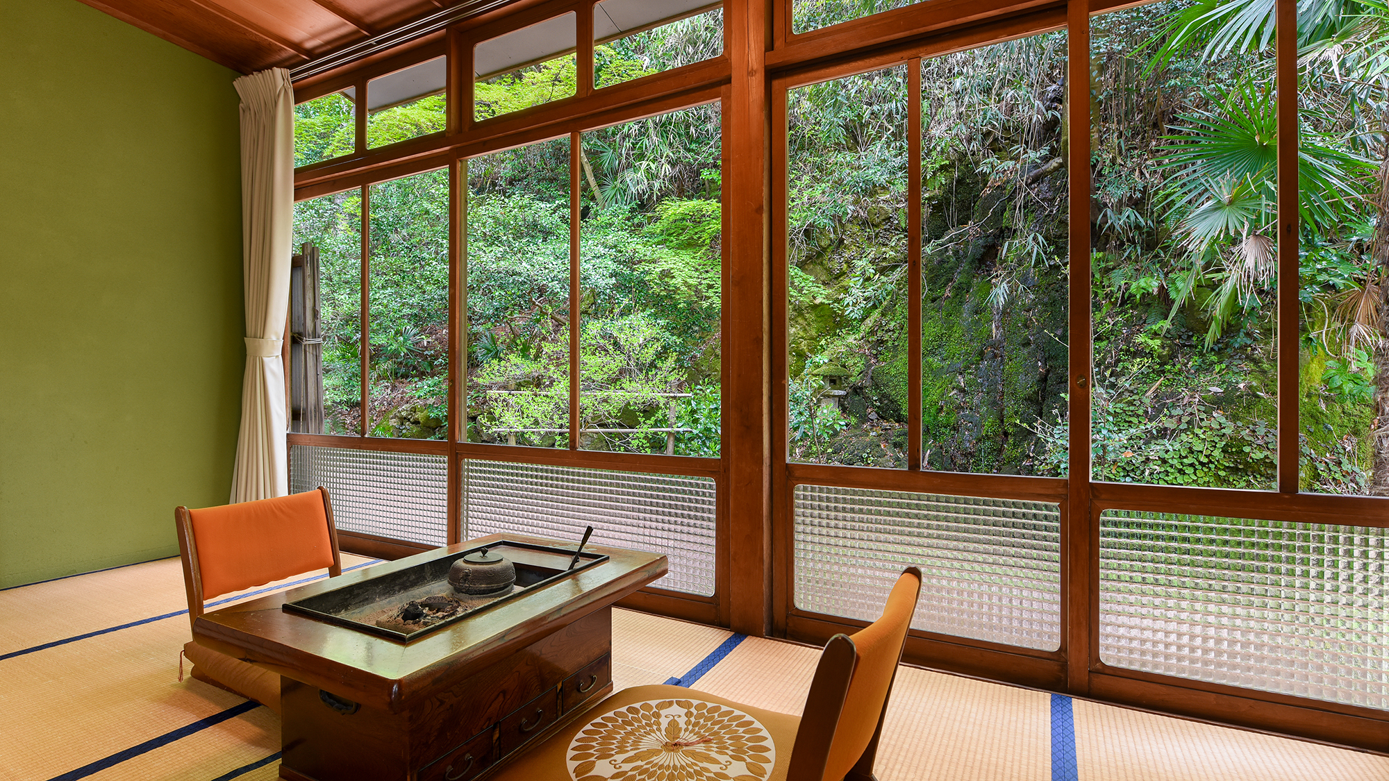 【客室│雲井】長火鉢付き広縁から金剱宮の湧き水が流れる小さな滝を見ることができます