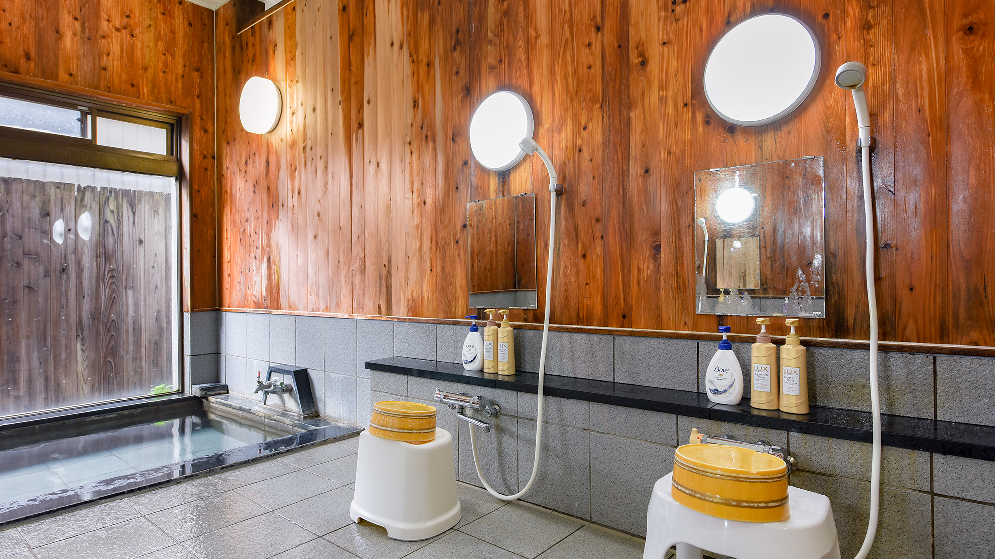 【大浴場│洗い場】ボディソープ、シャンプー、コンディショナーを完備しております