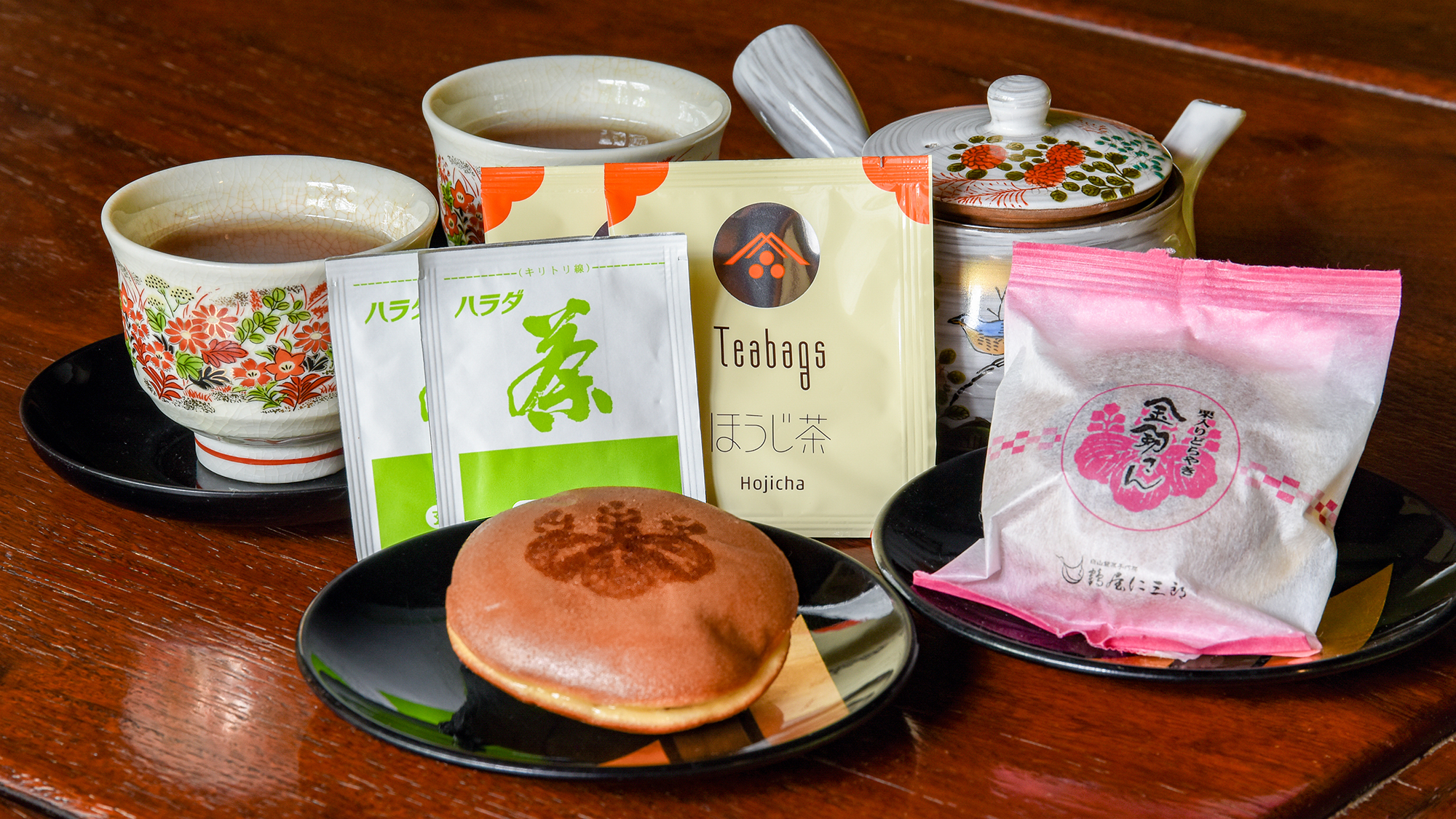 【客室│お茶セット】ご到着後はお部屋でゆっくりお茶とお菓子をお召し上がりください