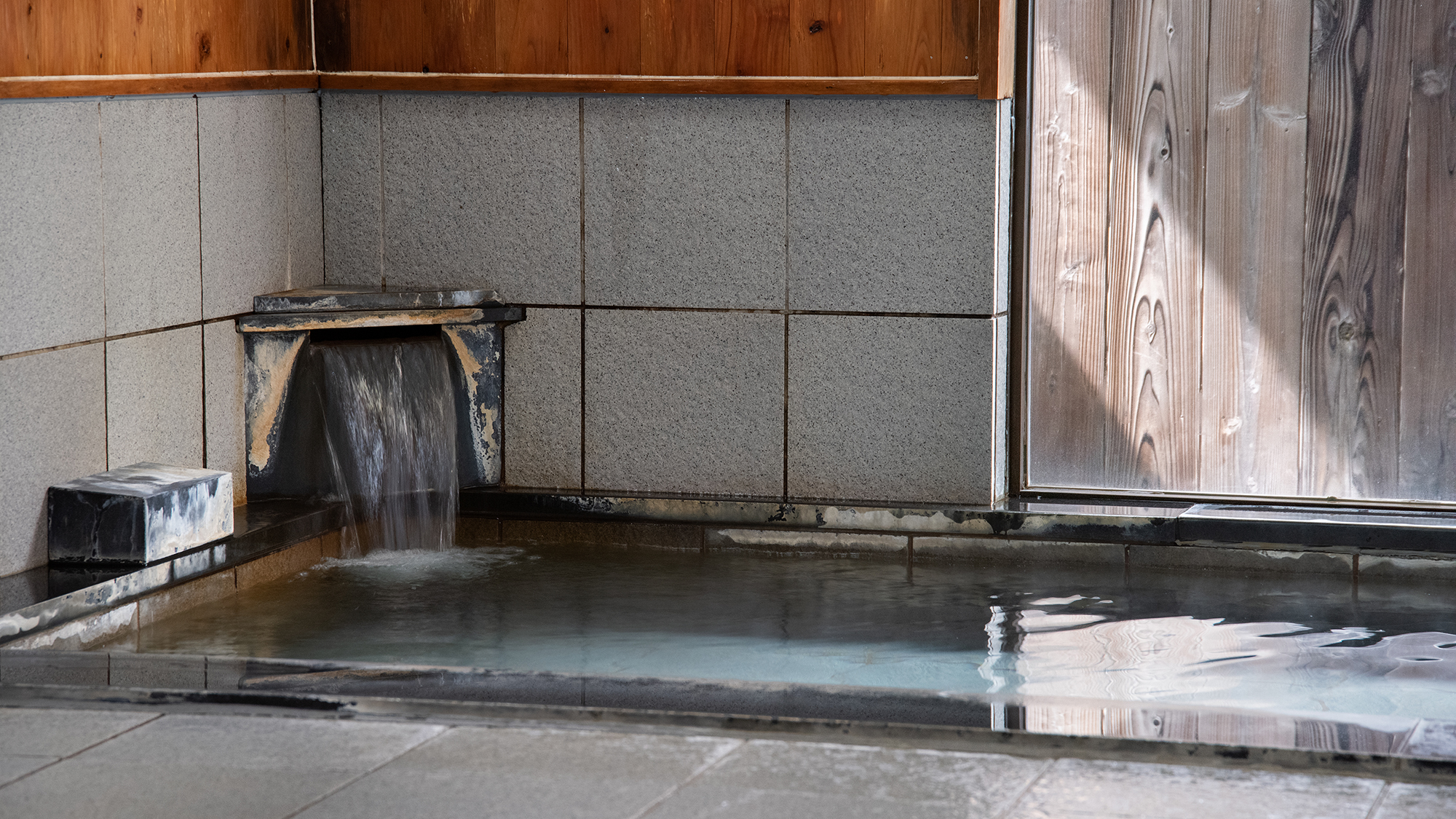 【大浴場│湯口】肌なじみがよい柔らかい湯で湯上りはお肌つるつるポッカポカ