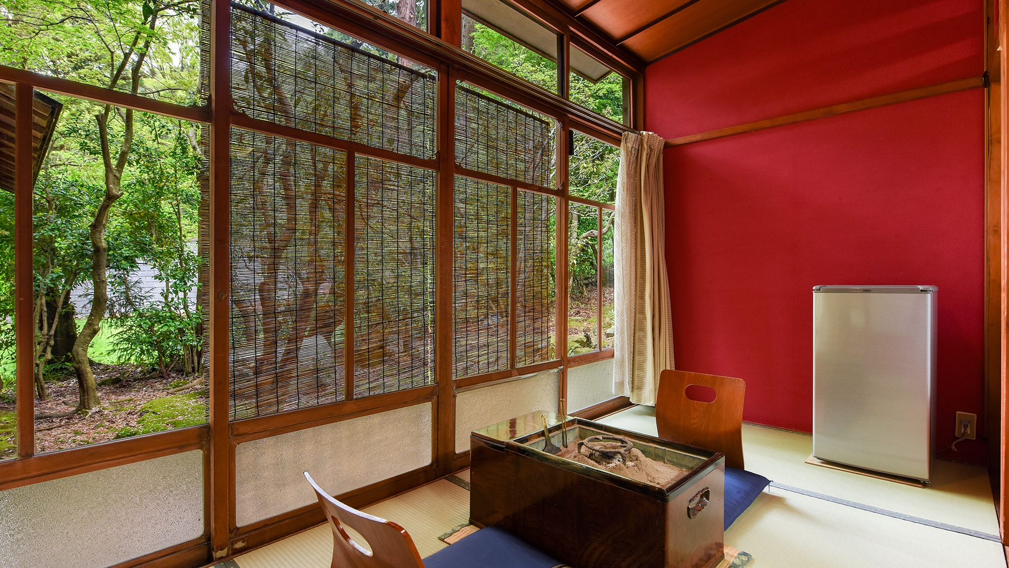 【客室│和室8～10畳一例】深山・心和む長火鉢付き広縁