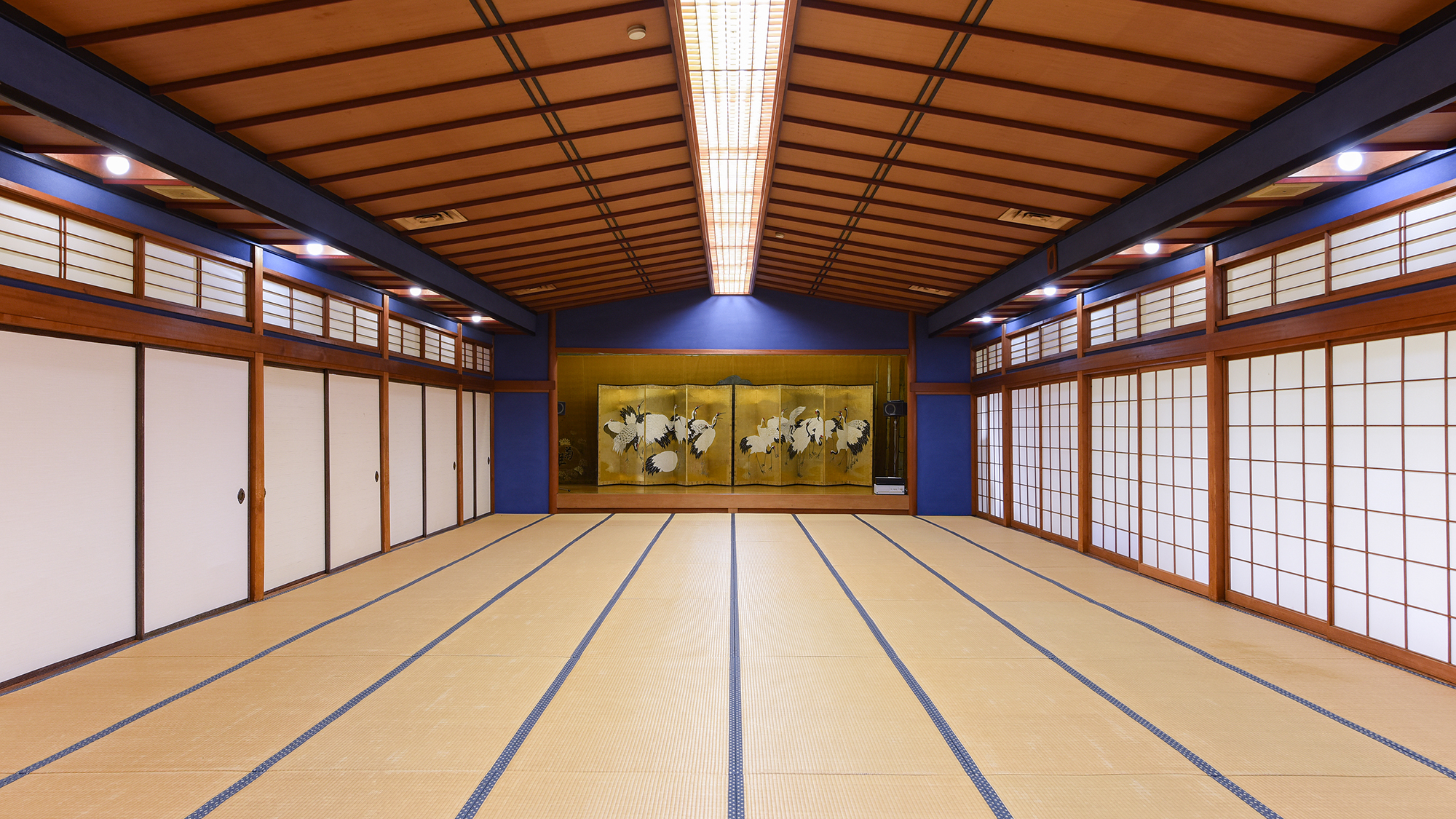 【館内│大広間・臥竜】群青色の壁を配した舞台付大広間は2階にございます