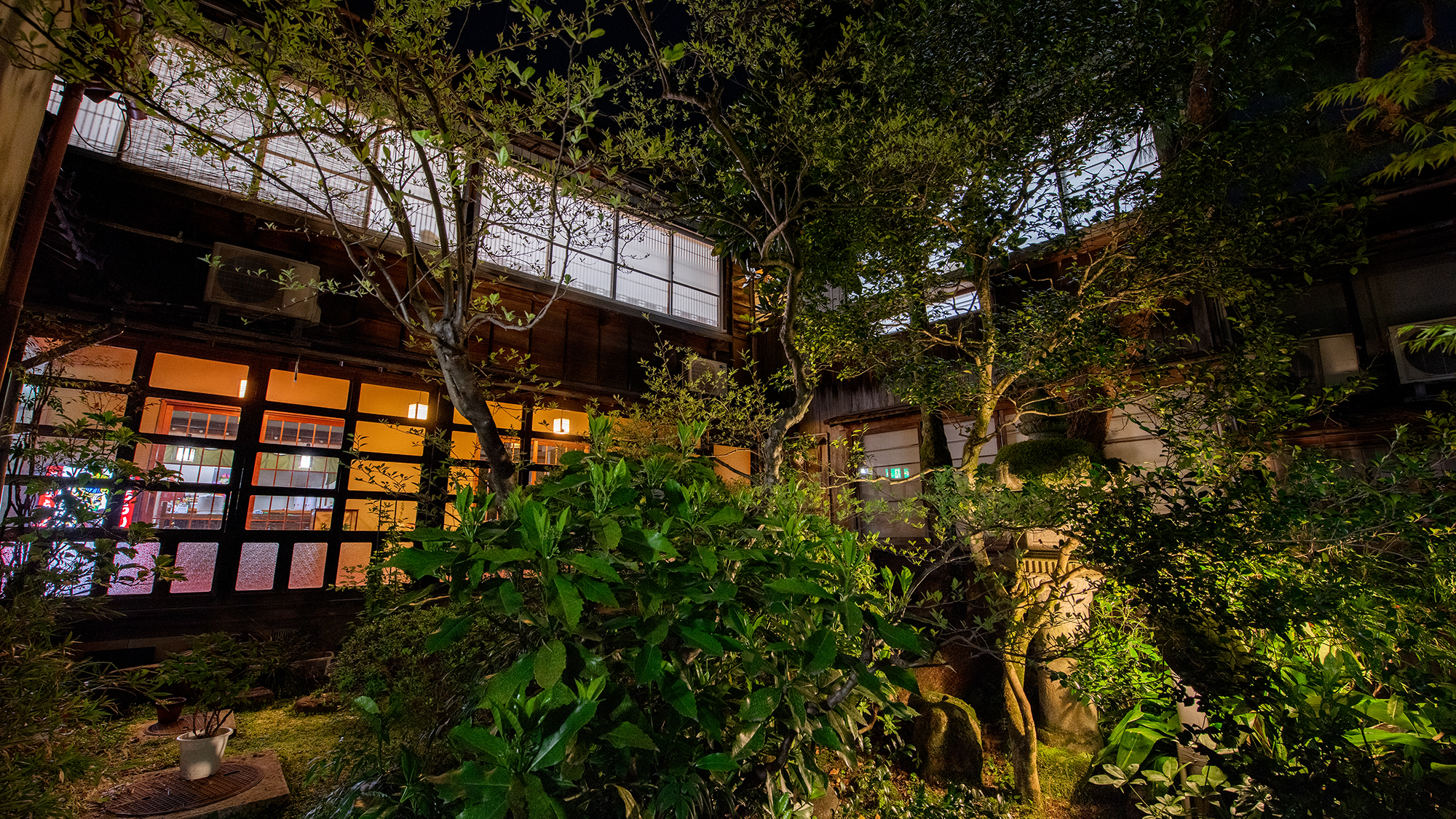 【館内│中庭】毎晩ライトアップする夜の中庭