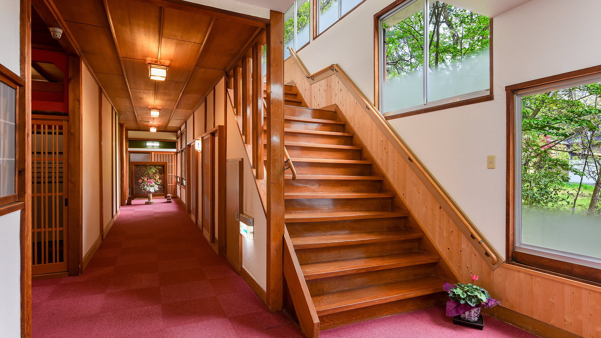 【館内│階段】毎日磨き上げる階段