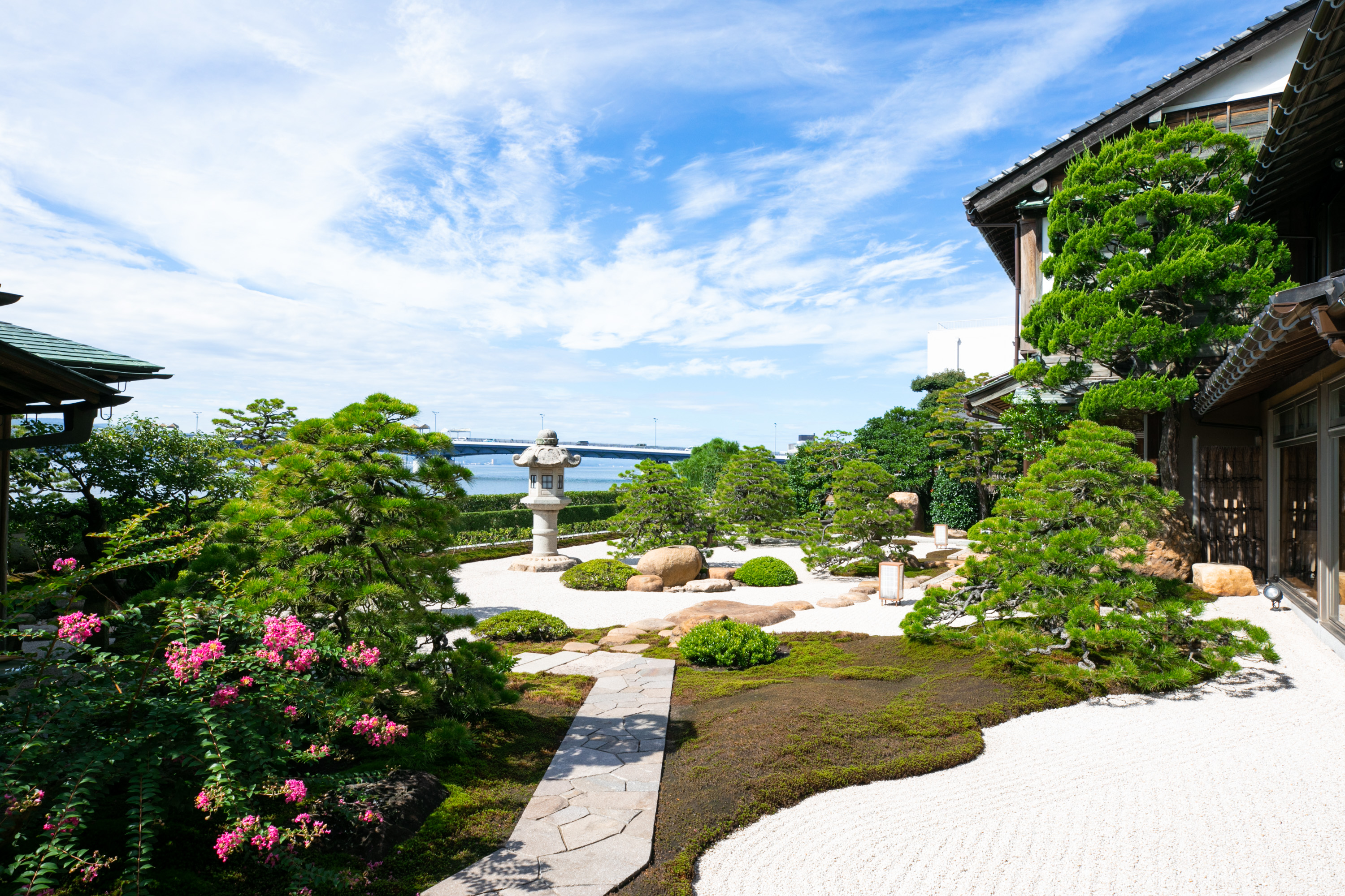 湖畔庭園