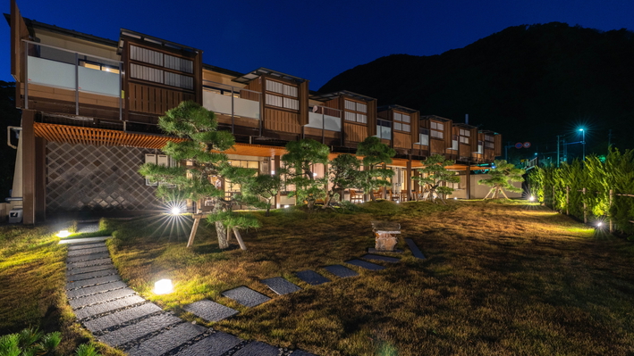 【波枕会席】島々を眺め潮風を感じるレトロモダンな全7室オーシャンビューの湯宿目と舌で地場食材を愉しむ