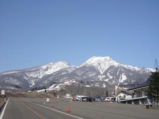 春の妙高山