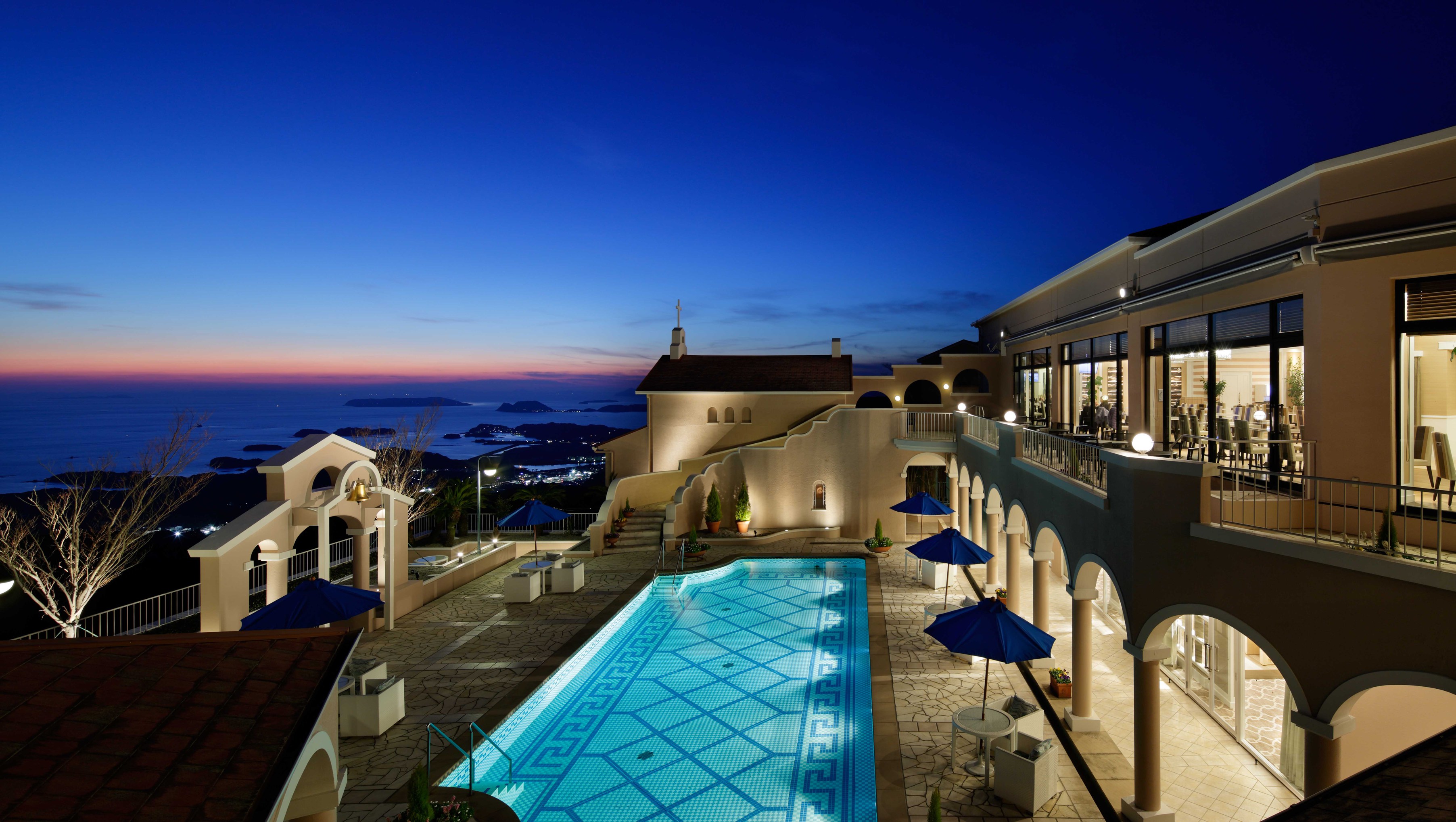 夜のプールサイド