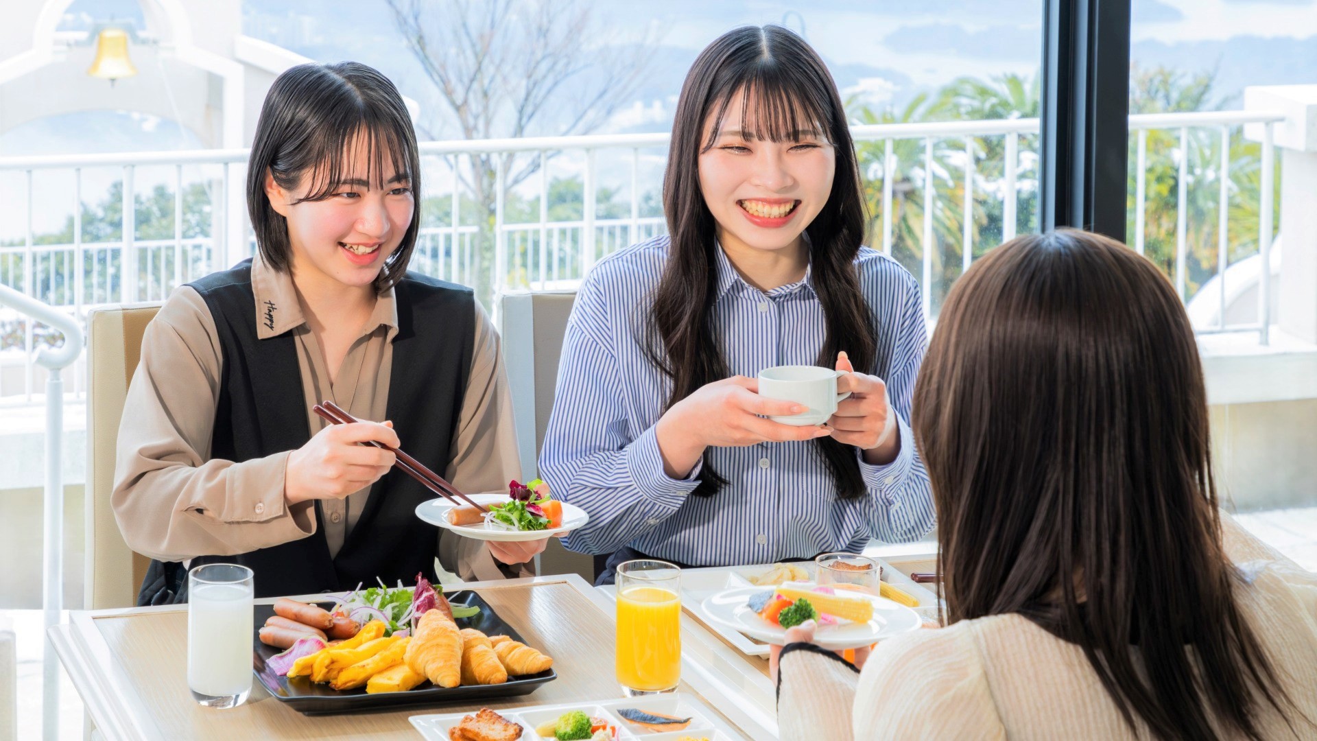 明るいレストラン店内で楽しい朝食を
