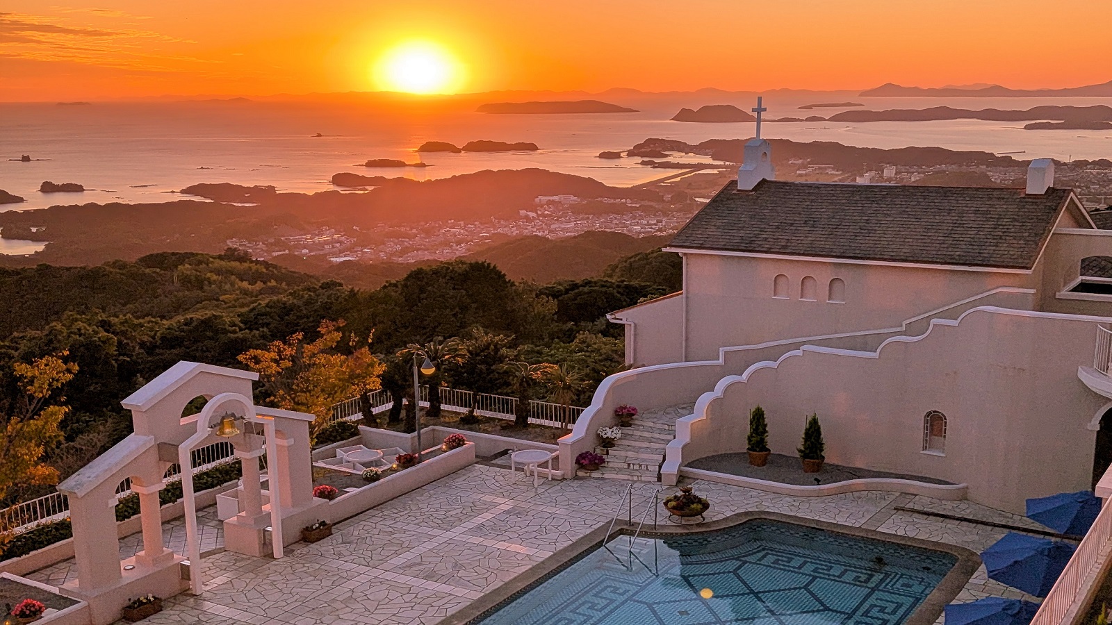 プールサイドと九十九島に沈む夕陽