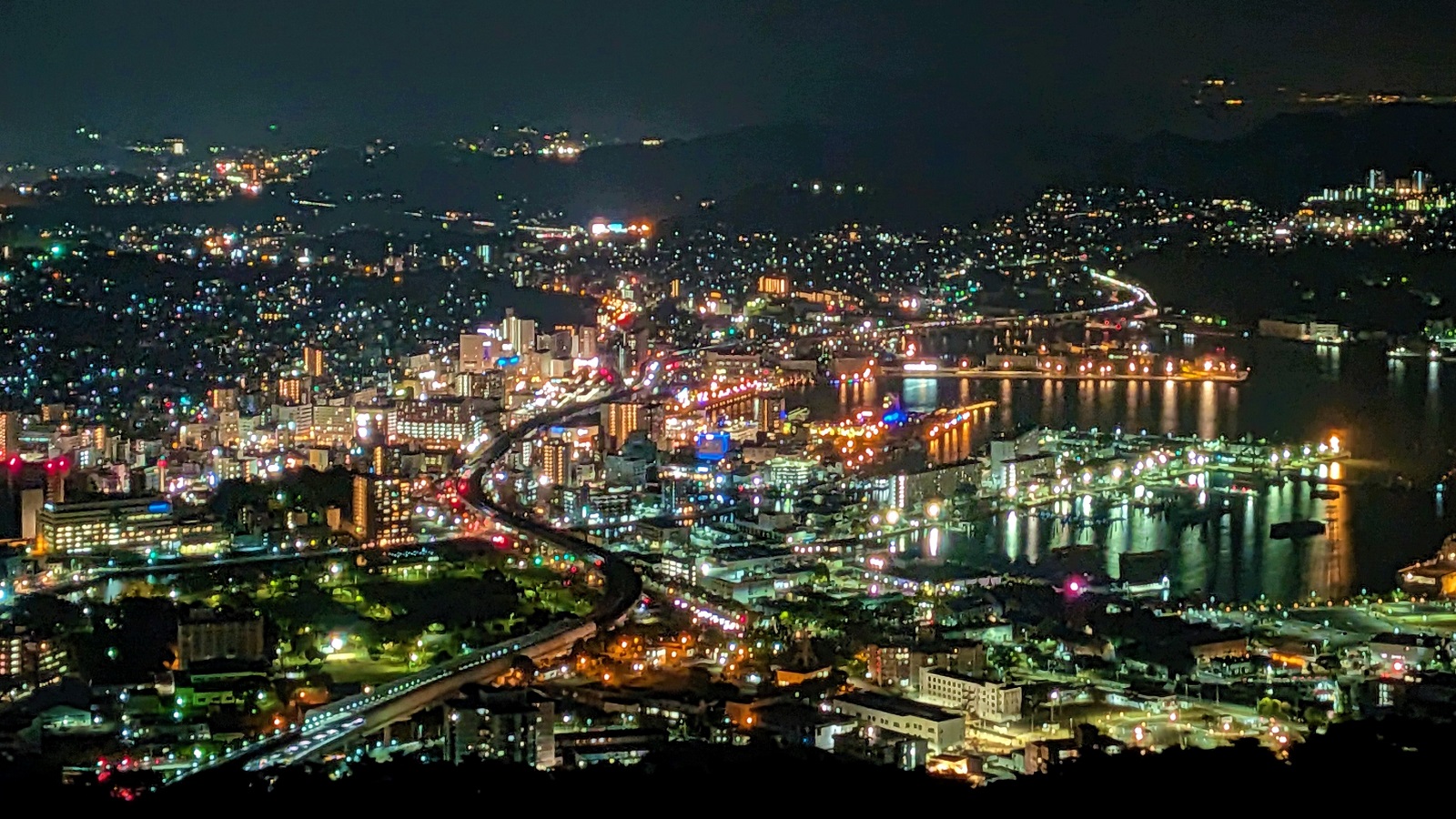  光り輝くホテルからの夜景