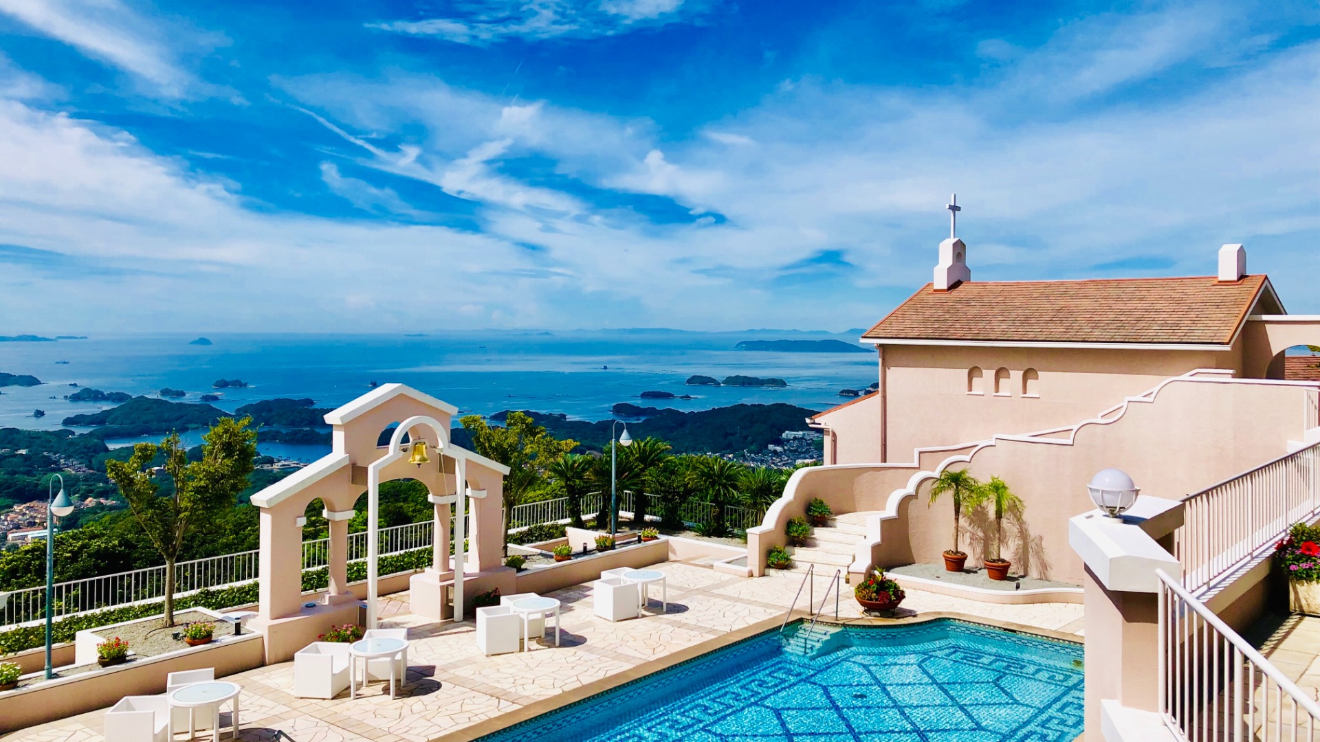 晴れ渡る青空とプールサイド