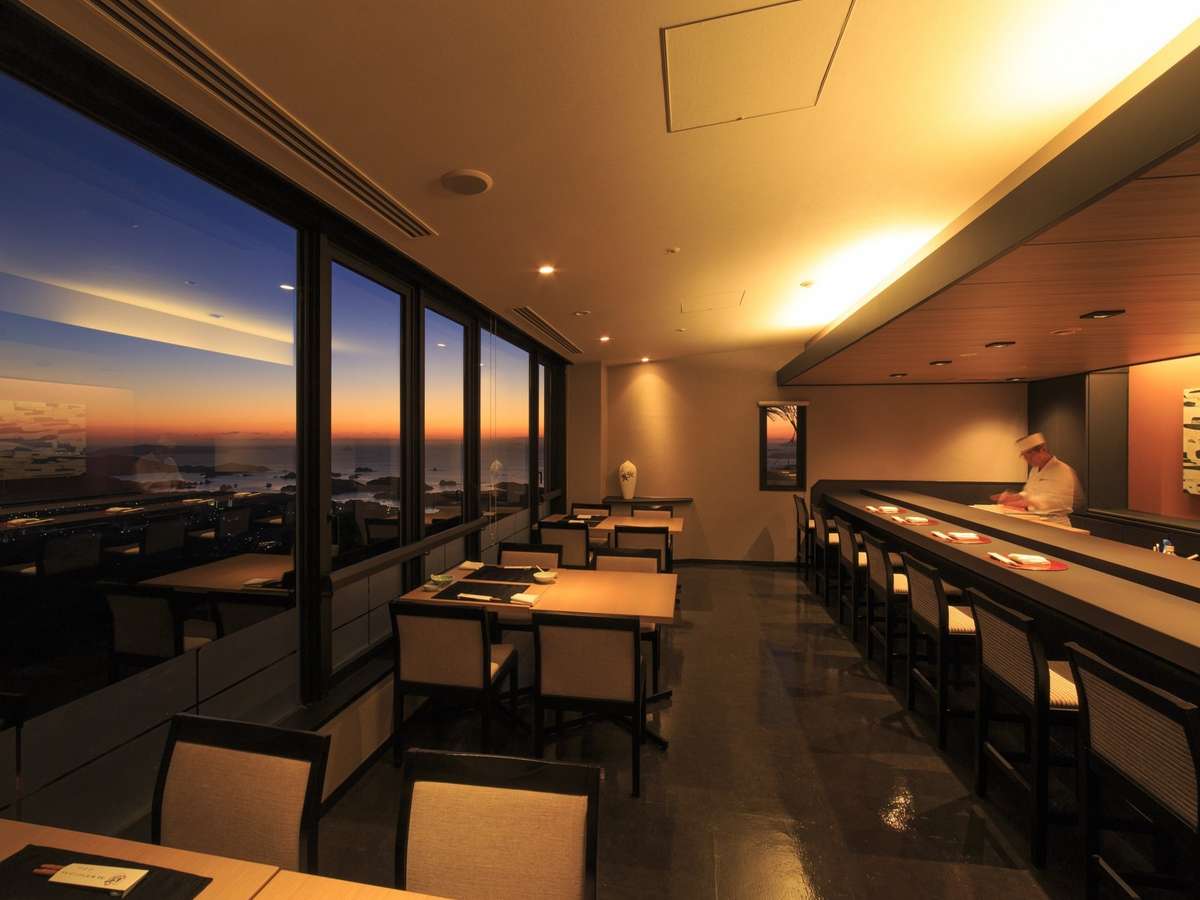 夕景に染まる和食レストラン「汐彩」