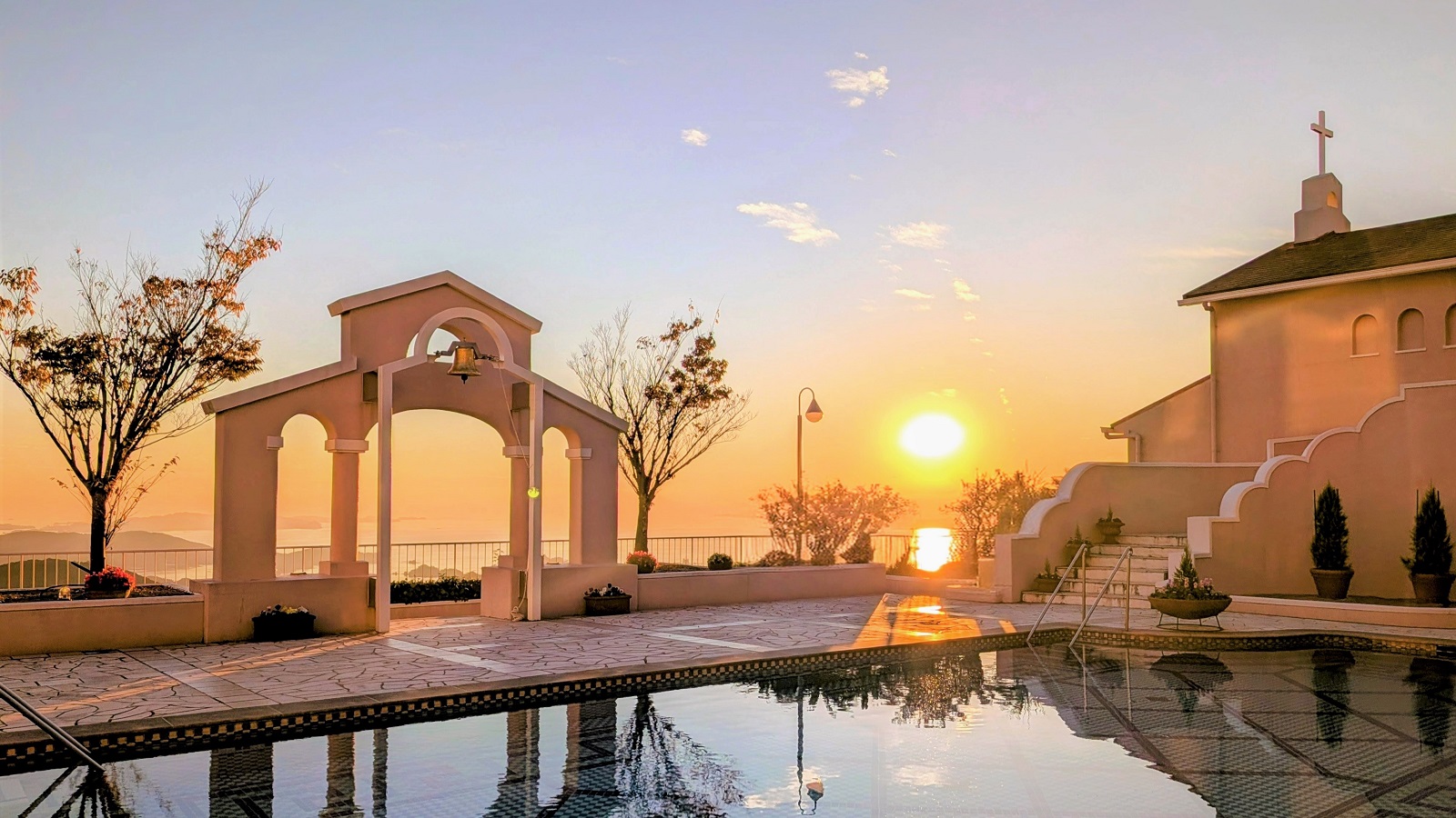 プールサイドからの夕陽