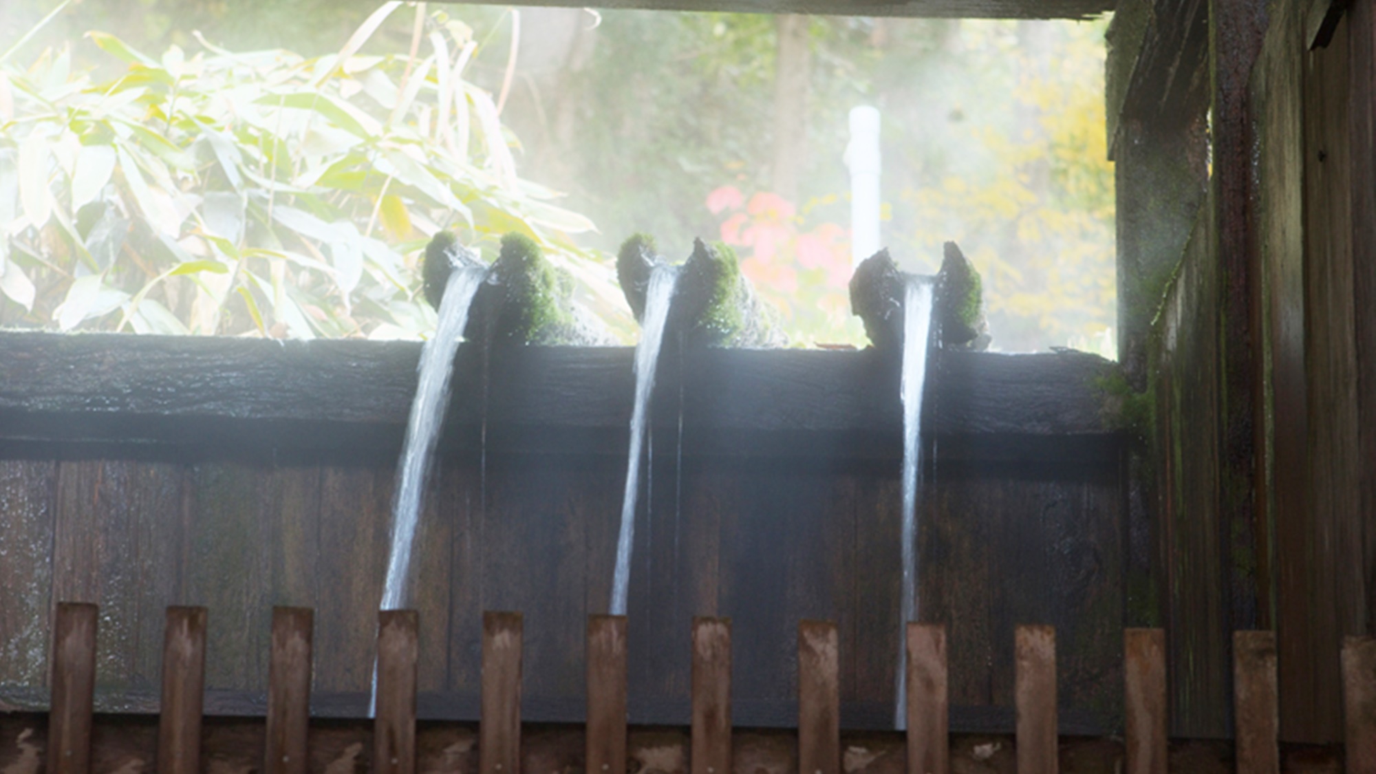 *白布温泉のシンボル湯滝風呂