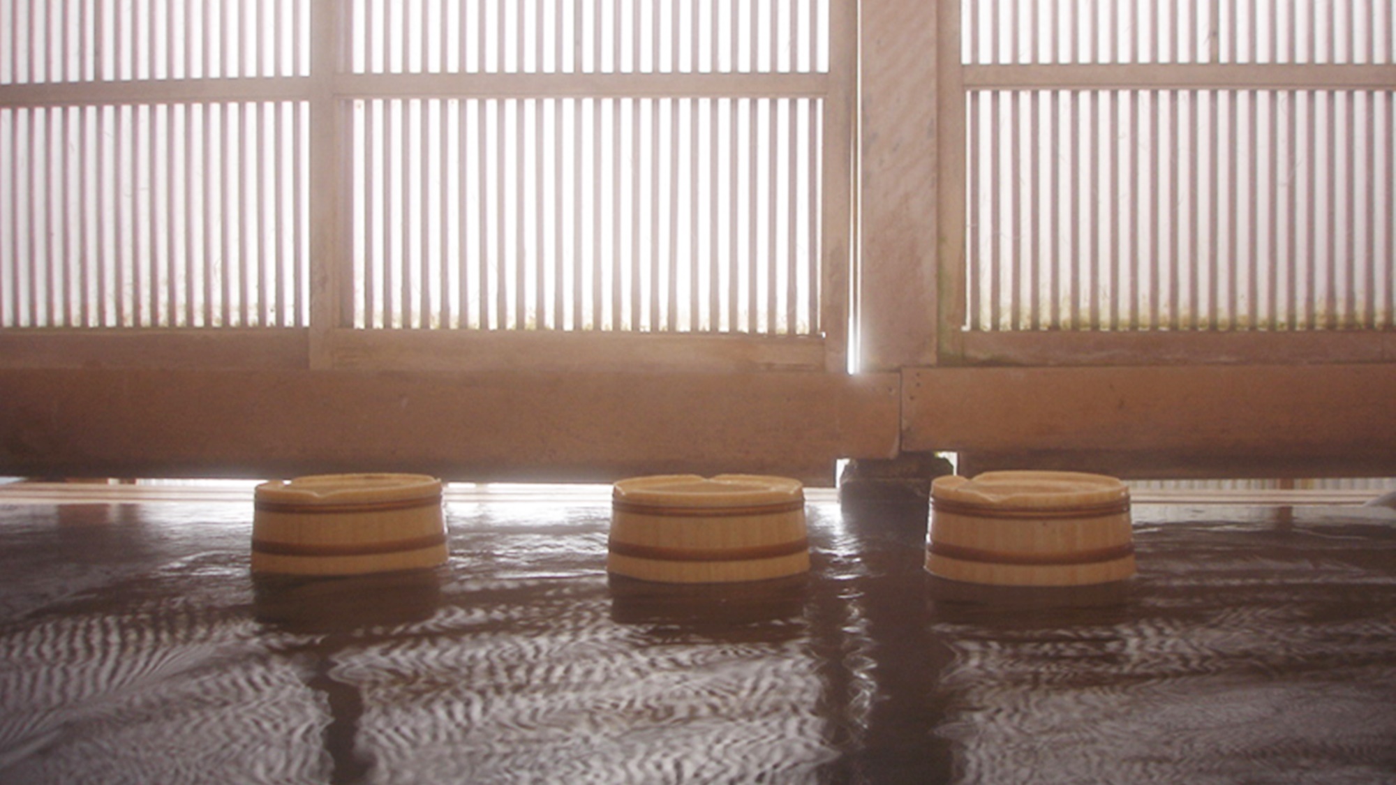 *湯滝 渡り廊下へと流れゆく湯