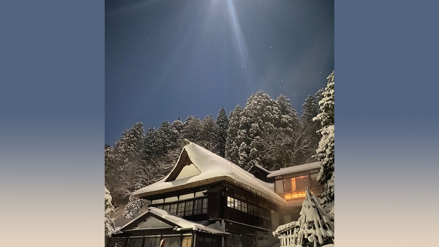 *冬の外観/【夜】星々が瞬き、やわらかな月明かりに茅葺の素朴な佇まいが照らし出されます。