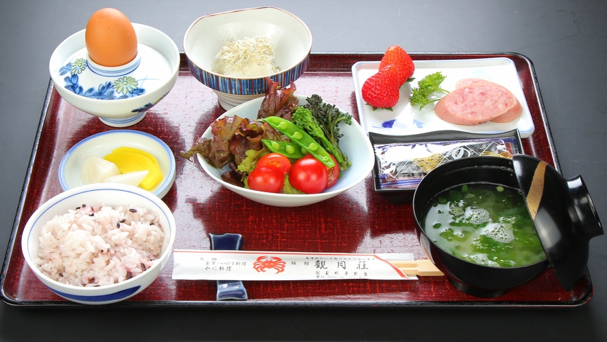 朝食には土鍋で炊いたご飯や、SNSで話題の雲仙ハムなどバラエティです。