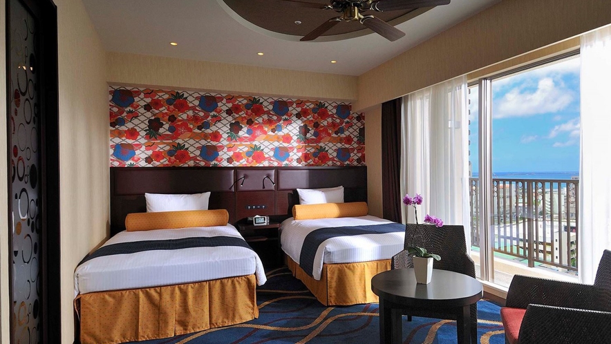 客室は海、波、花、太陽など沖縄の自然をモチーフに。　スーペリアツイン（36.7平米）