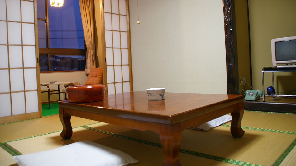 客室1例。お部屋によっては、鳥羽港が見え、観光船の入港などを窓から見ることができます。