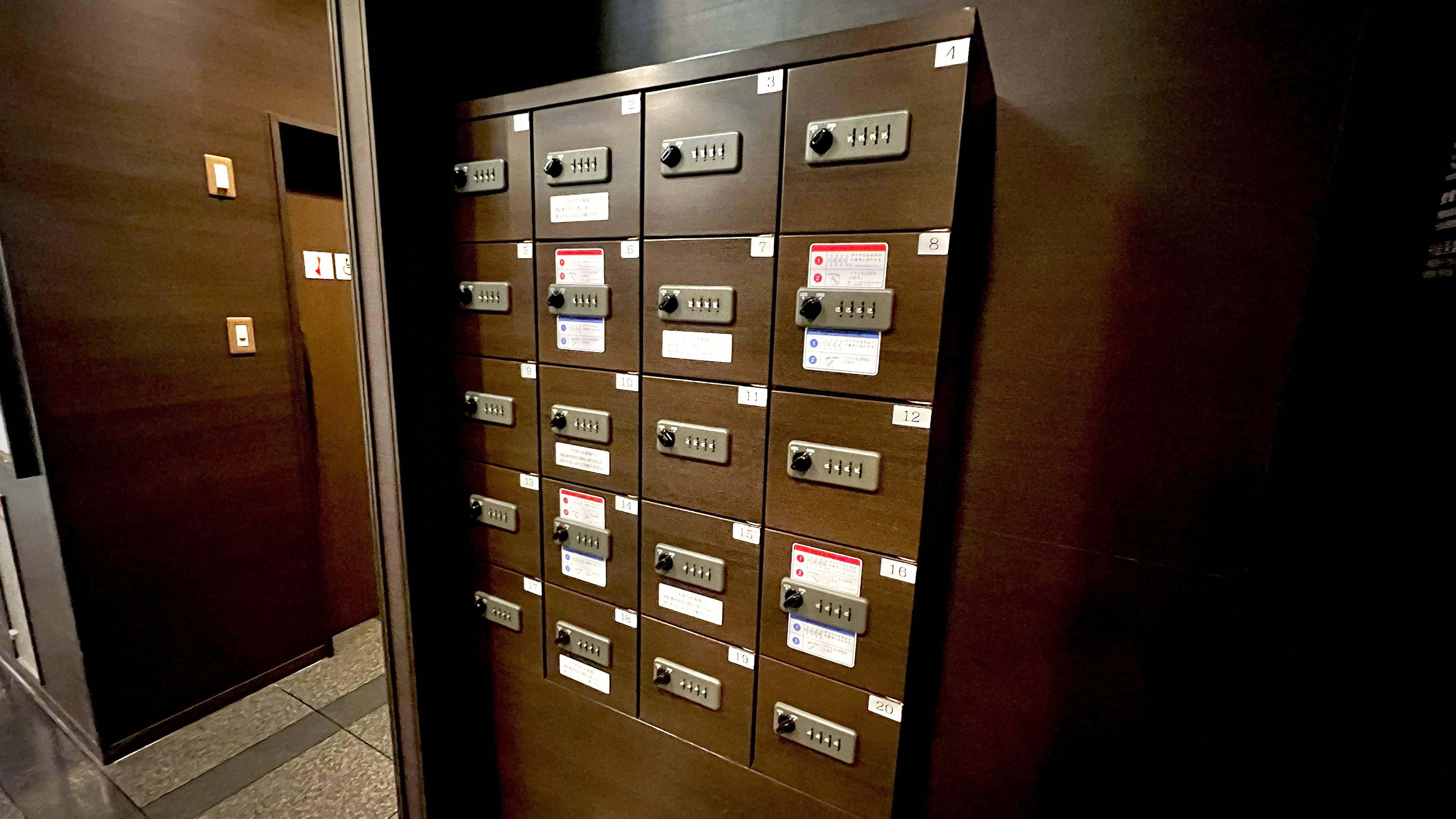 【ロビー】貴重品ボックス