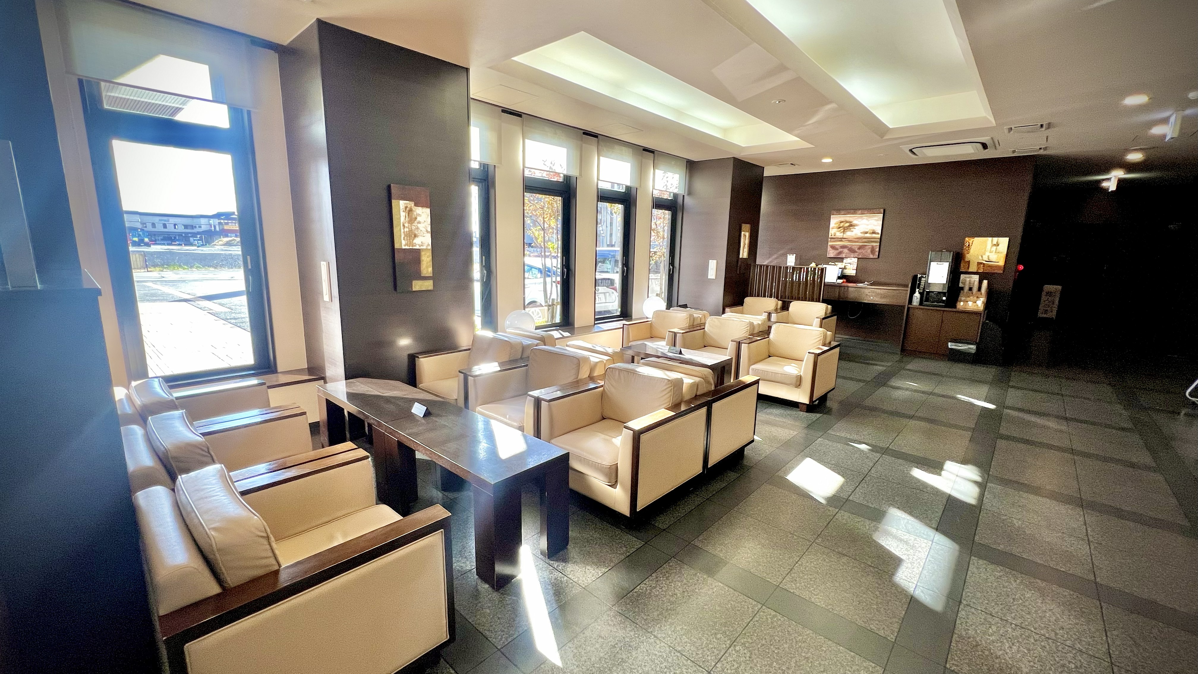 【ロビー】エントランス(日中)