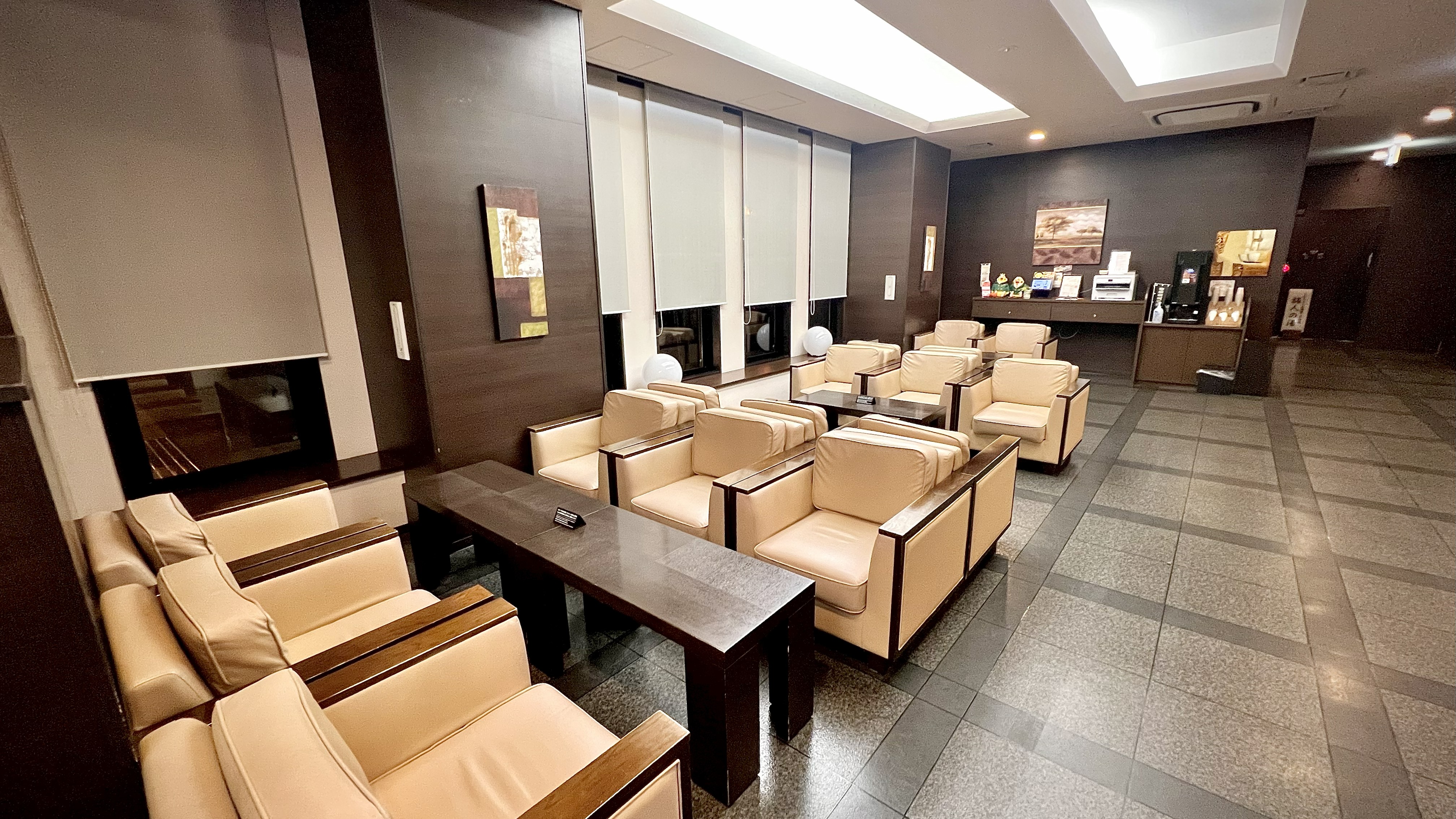 【ロビー】エントランス(夜間)