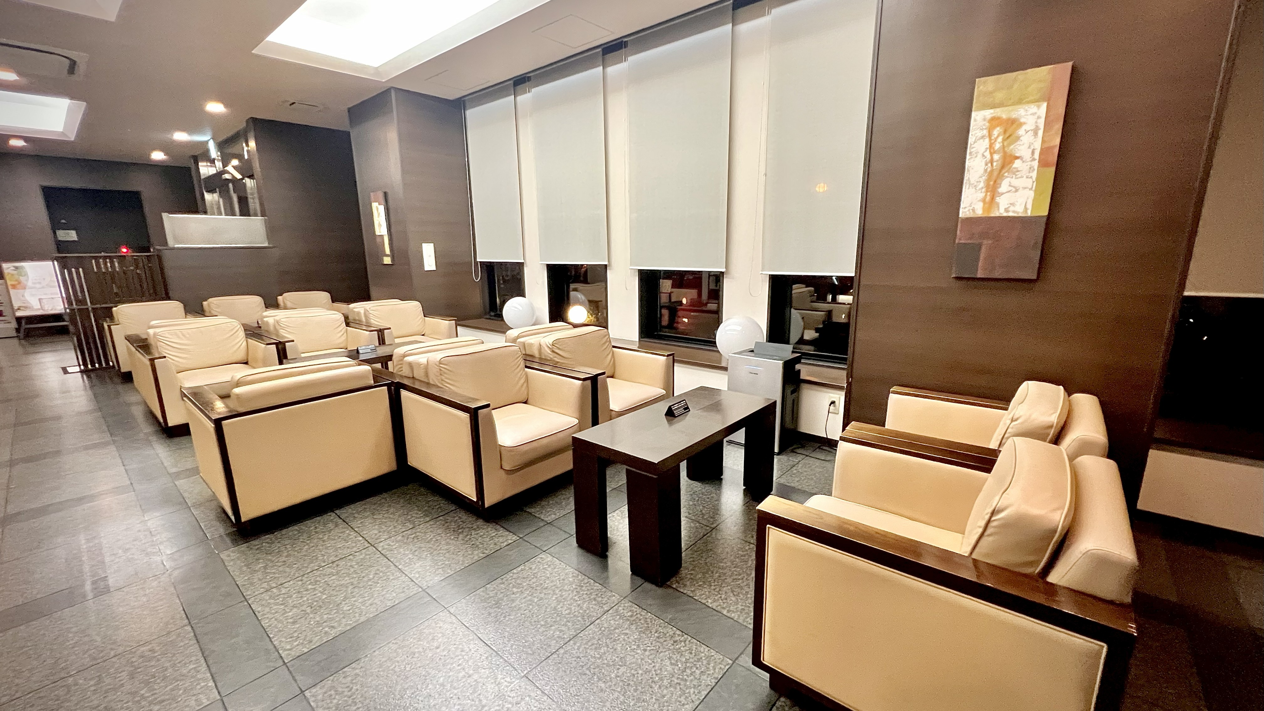 【ロビー】エントランス(夜間)