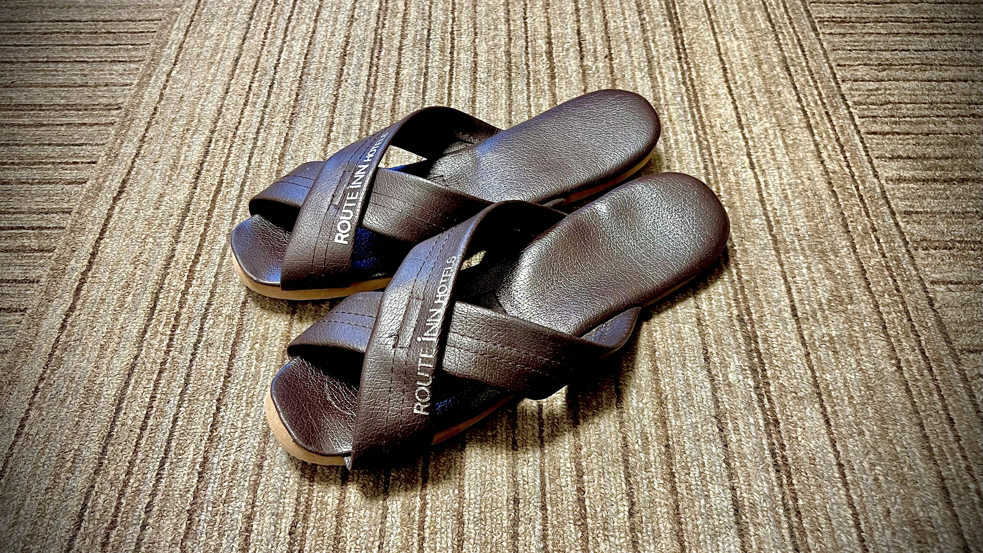 【客室備品】革製スリッパ