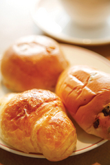 【朝食】朝はパン党という方もそうでない方も一度はご賞味くださいませ。自慢のヨーロッパ直輸入ブレッド