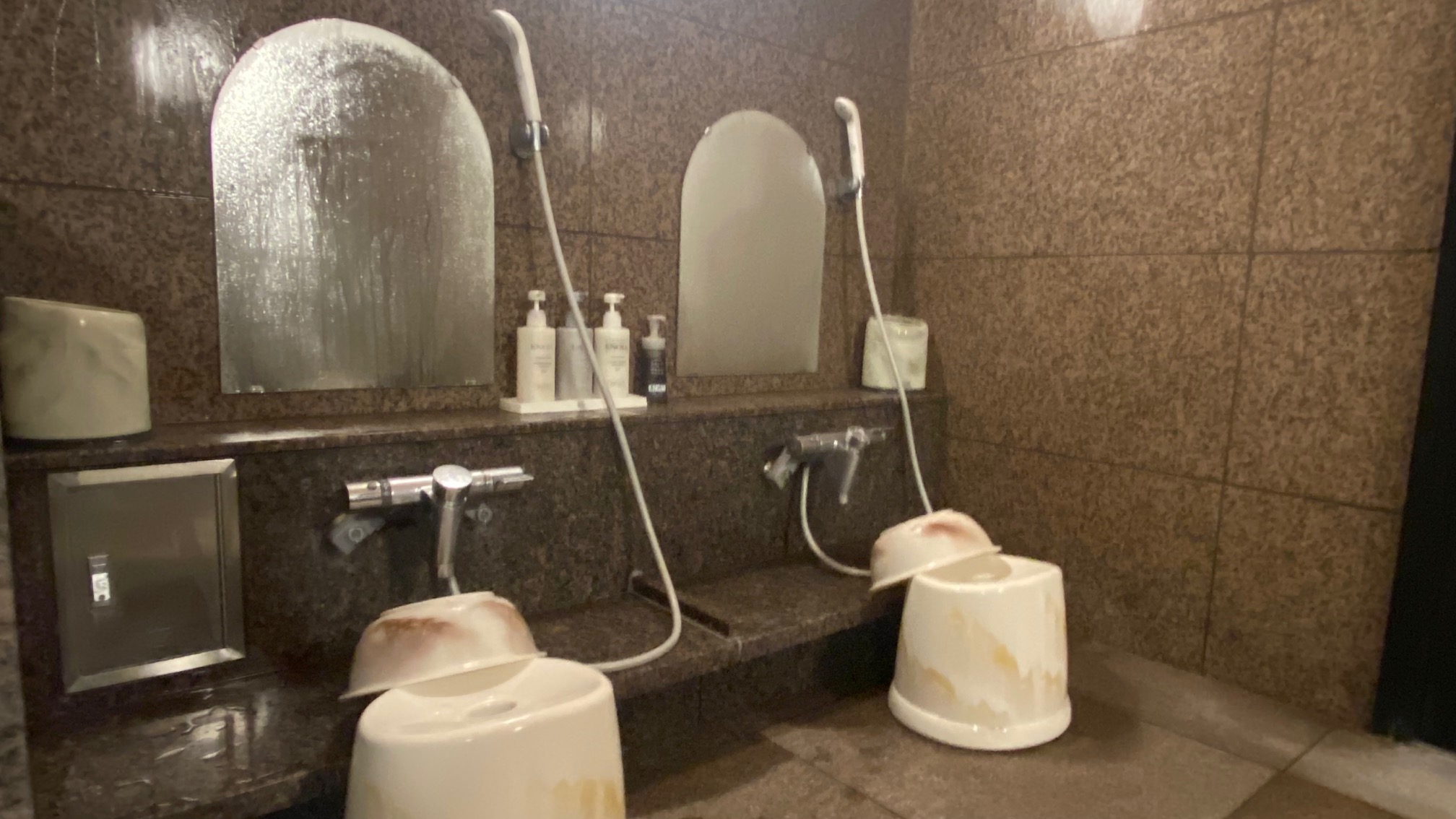 男性大浴場はカランが6つ、女性大浴場はカランが4つございます。