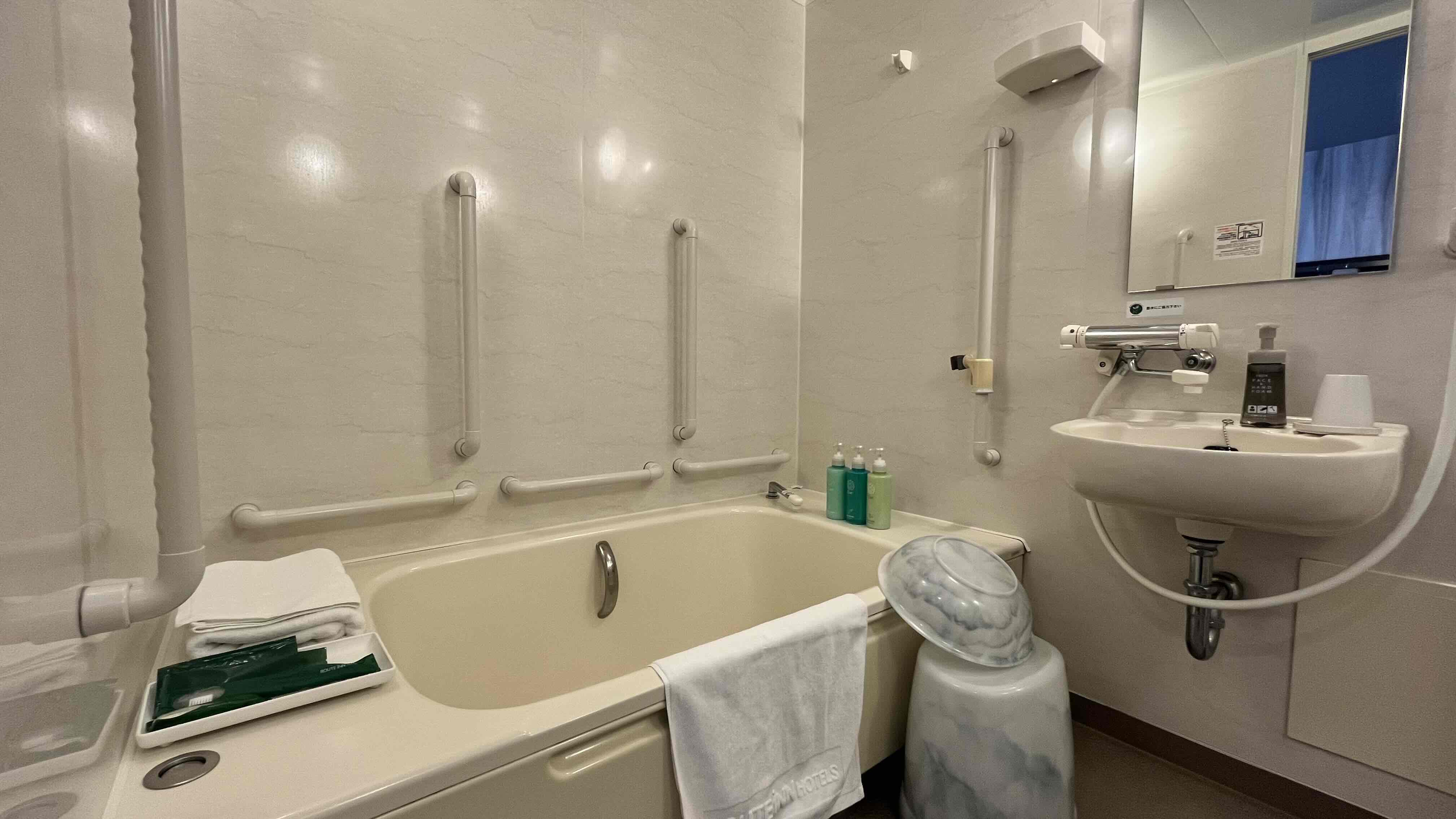 バリアフリールーム　ユニットバス内装