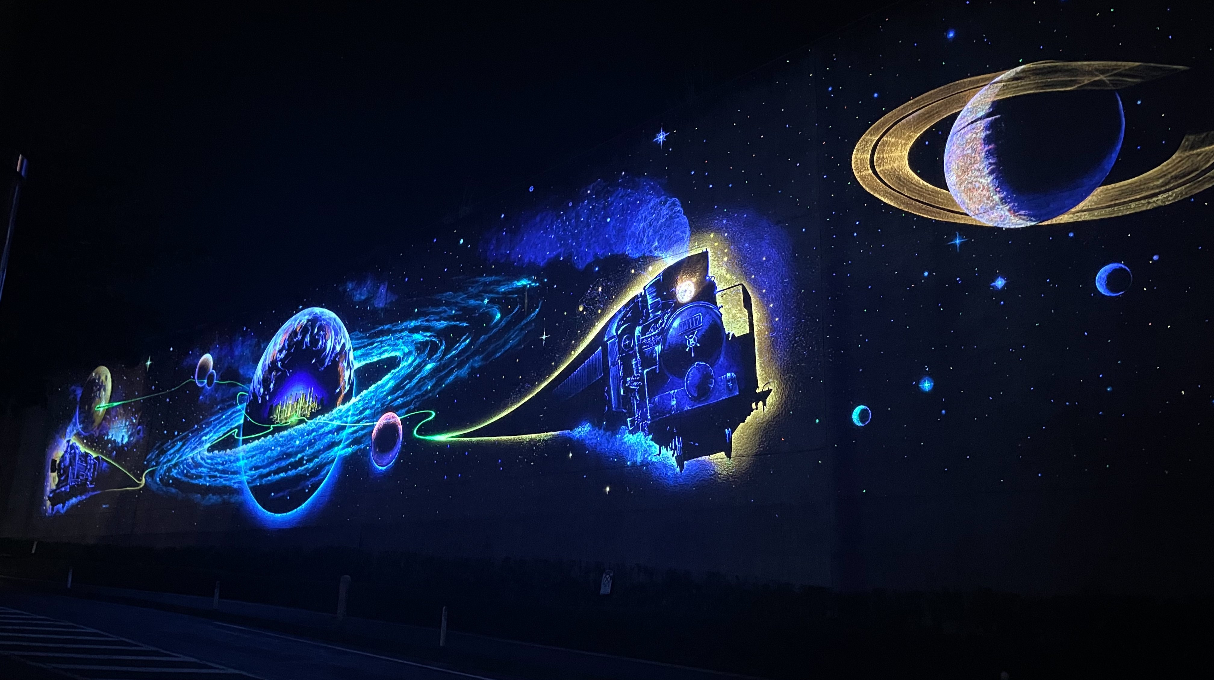 花巻駅より徒歩すぐ！未来都市銀河地球鉄道壁画