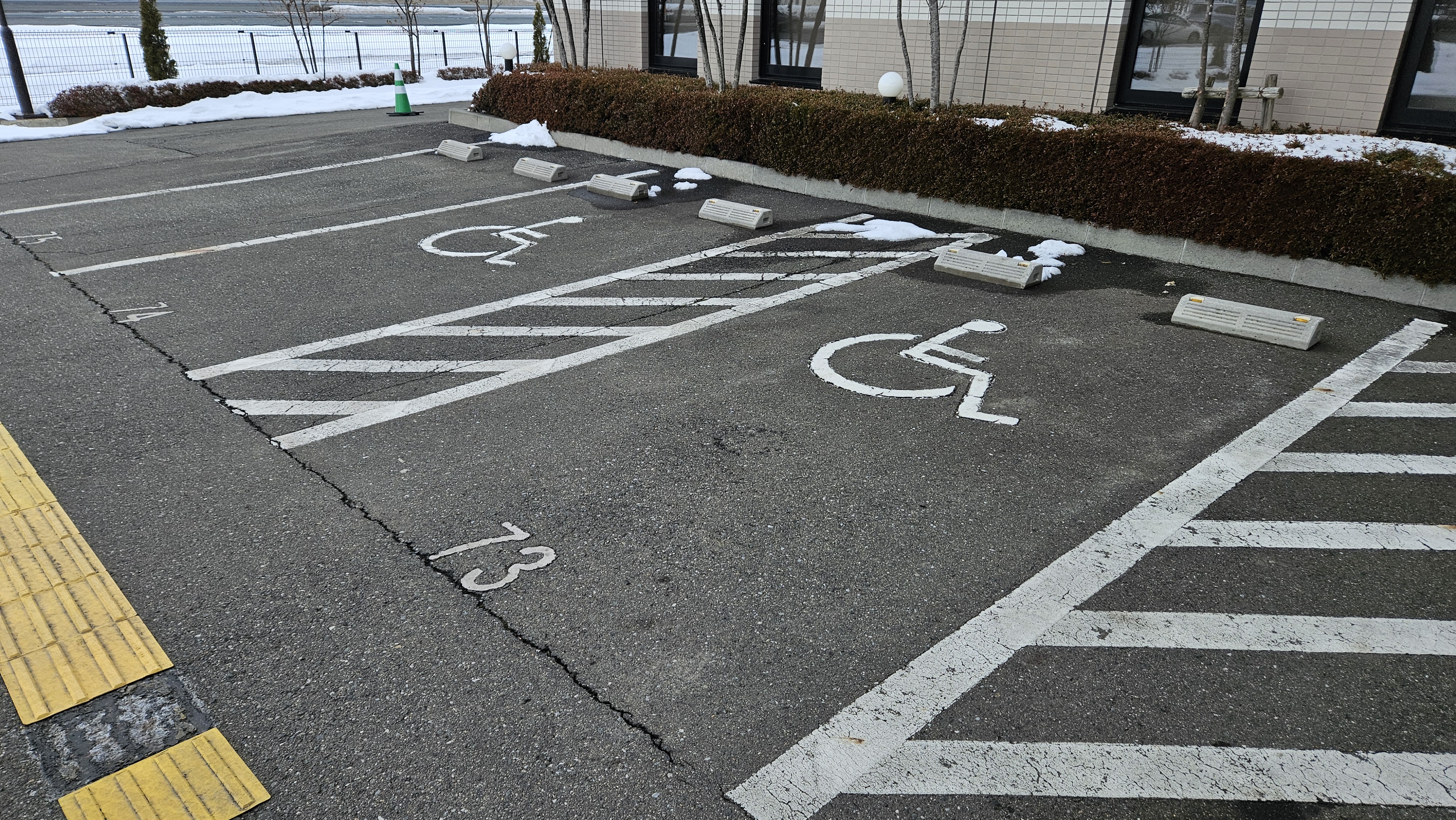 車いす使用者用駐車場二台完備しております。