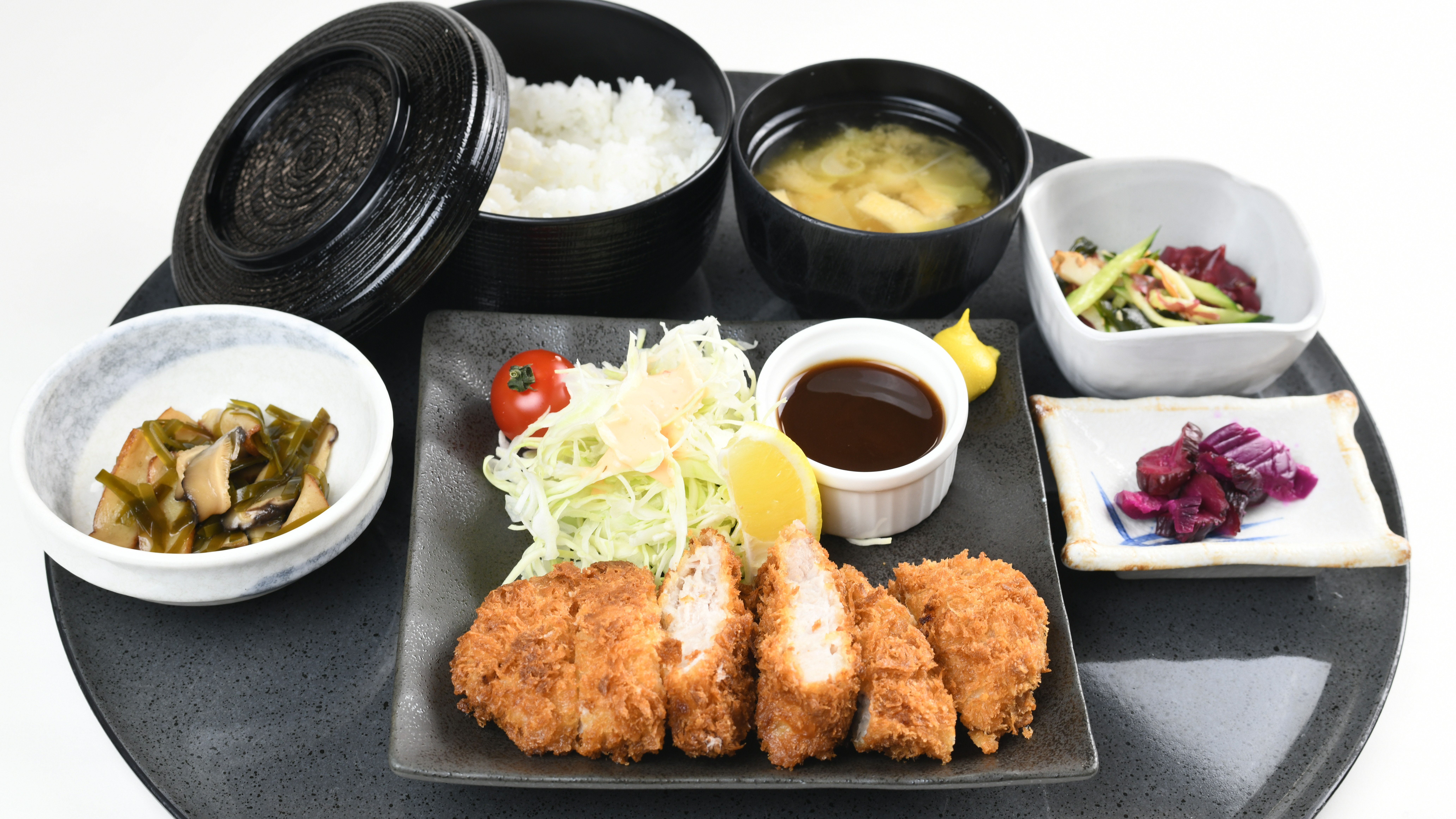 夕食メニュー「とんかつ定食」