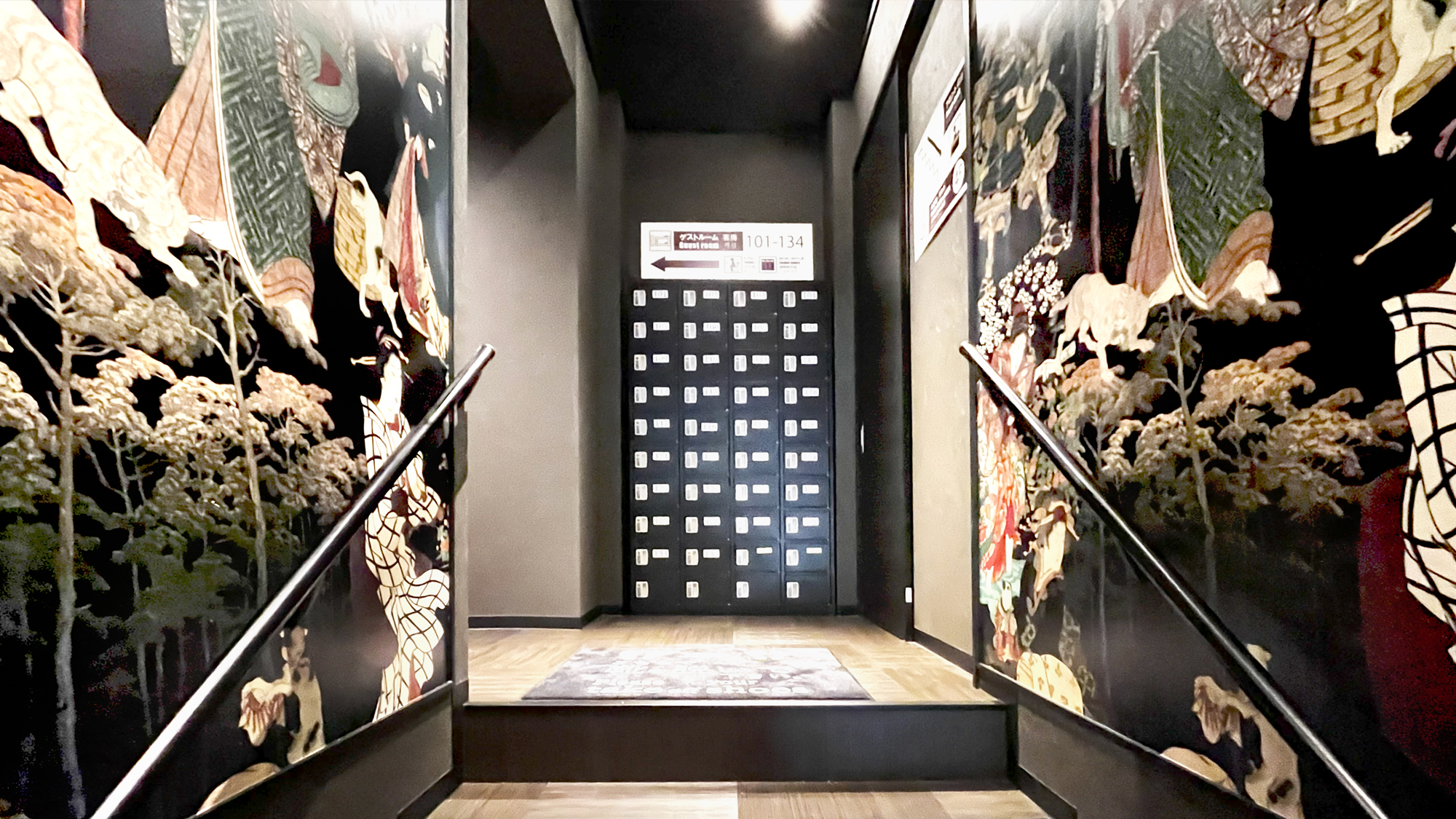 １階入り口下駄箱