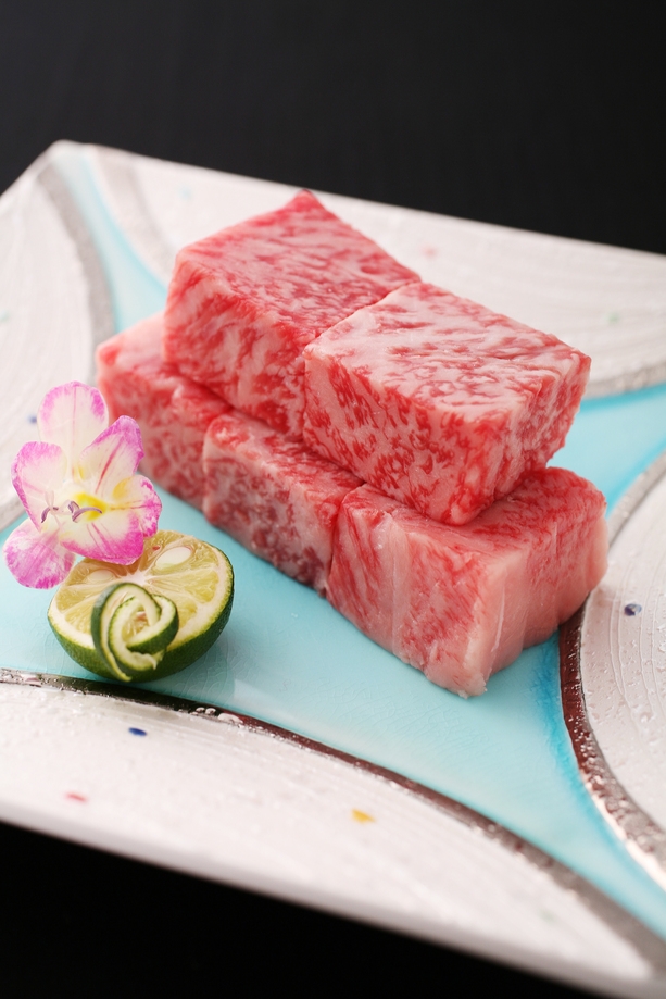 和牛も海の幸も堪能「特選A5ランク鳥取和牛＆白いかお造り＆本マグロのトロの贅沢会席」／個室食事処
