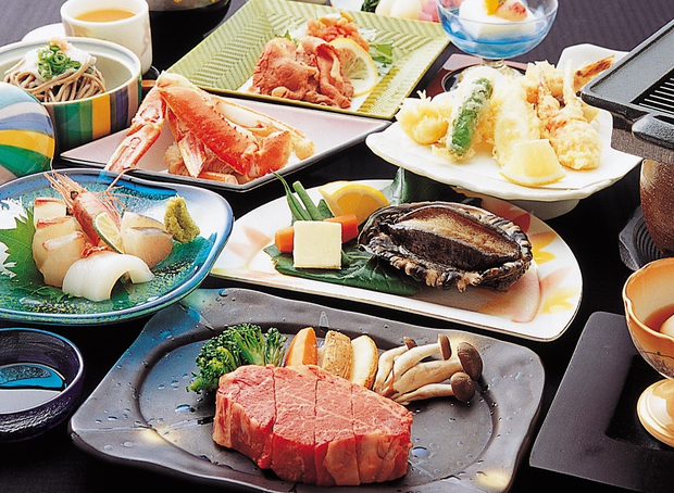 山陰の豊富な海と山の幸を堪能♪「活け鮑＆鳥取牛ステーキのWメイン会席」／個室食事処