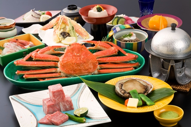 茹で蟹がどどんと1枚！「特選A5ランク鳥取和牛＆鮑＆姿茹で蟹1枚の会席」／個室食事処