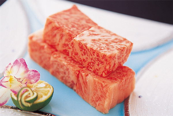 茹で蟹がどどんと1枚！「特選A5ランク鳥取和牛＆鮑＆姿茹で蟹1枚の会席」／個室食事処