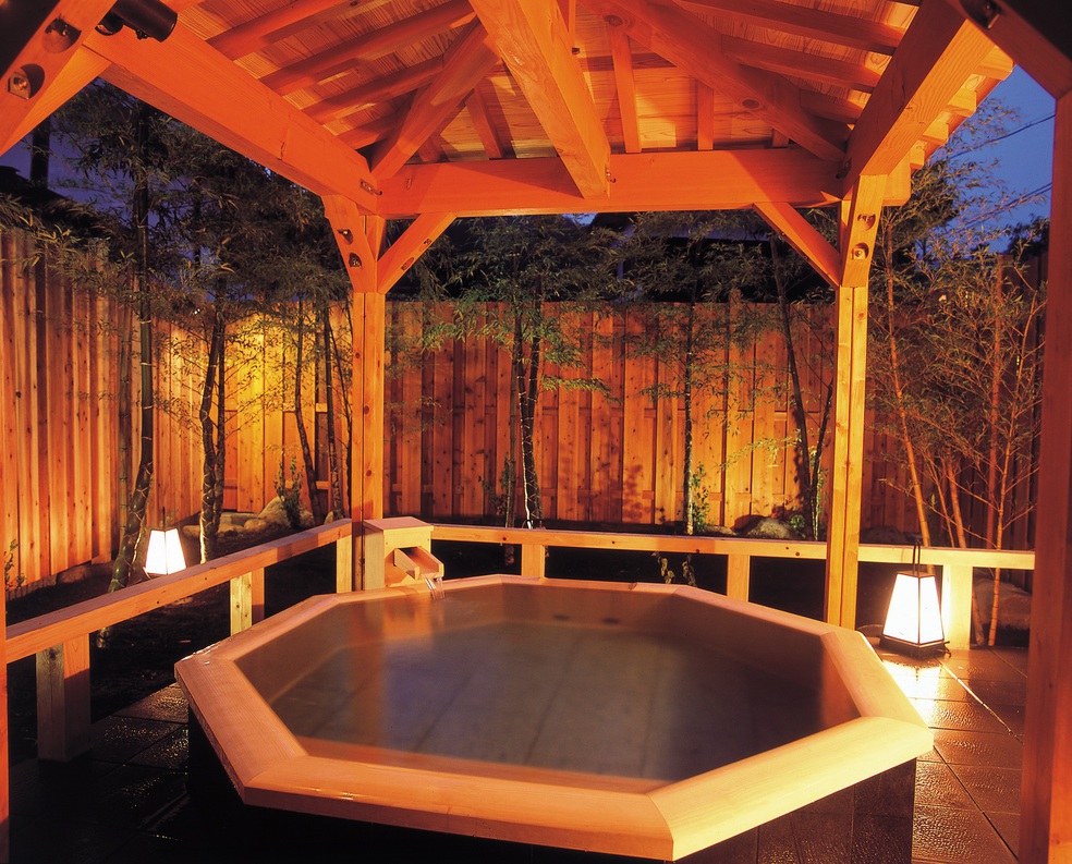 【嬉しい2大特典付き】貸切露天風呂「槙の湯」＋ワンドリンク付き◆「活け鮑付き会席」／個室食事処