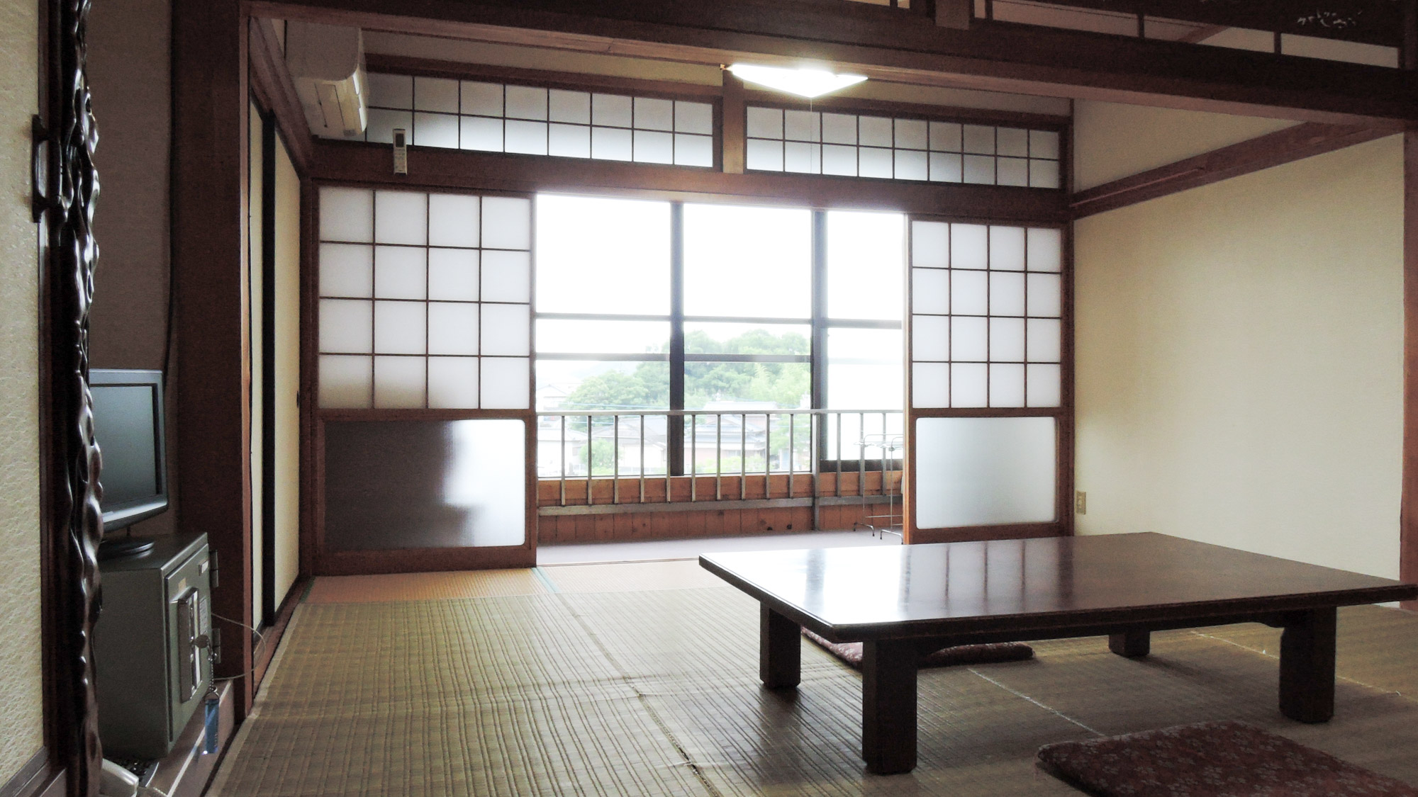 *【和室６畳・一例】昭和の雰囲気が残るお部屋。ゆっくりとした時間をお過ごしいただけます。