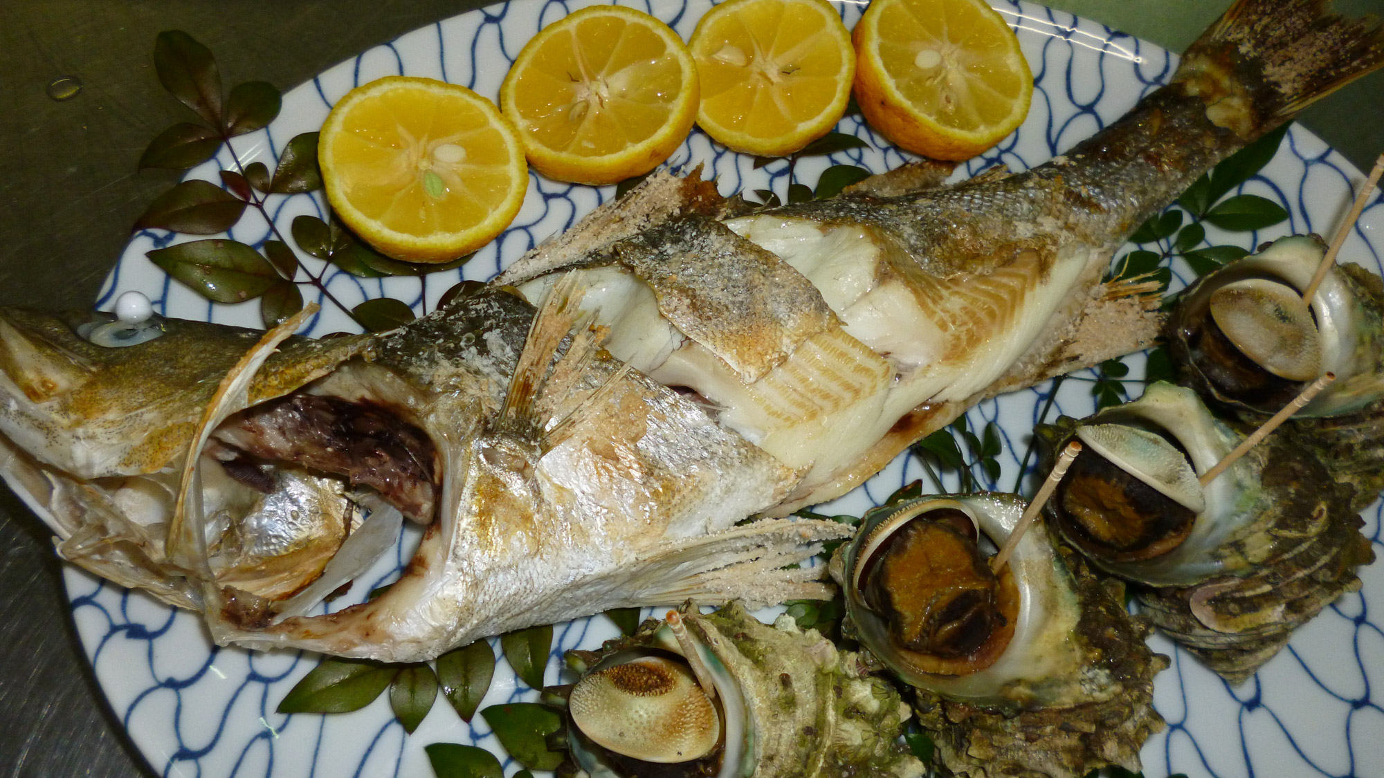 【お食事】倉岳町棚底港で取れた新鮮な魚介をつかって、贅沢に調理しています。