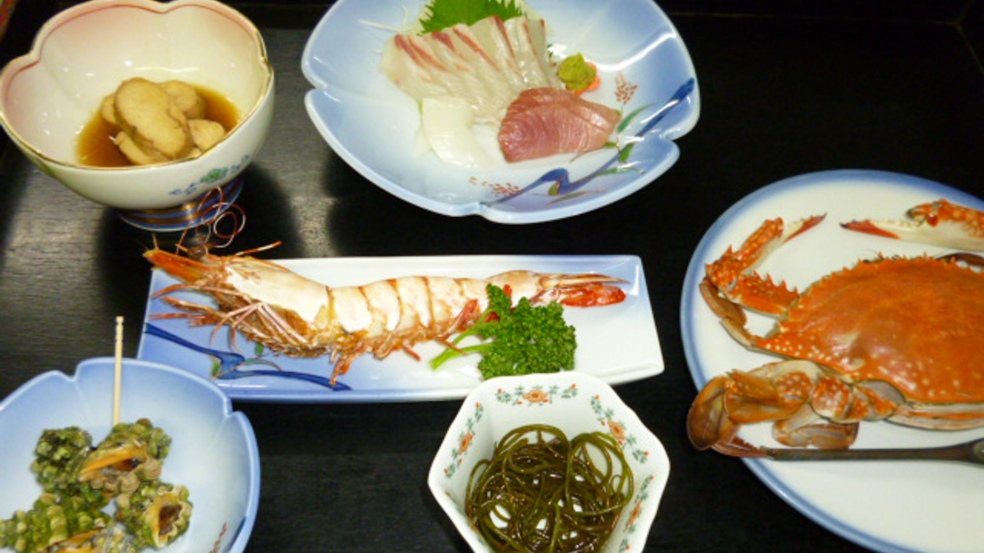 【お食事】野草の天ぷら、焼き魚、お刺身など。その日によってメニューを変えておだししています。